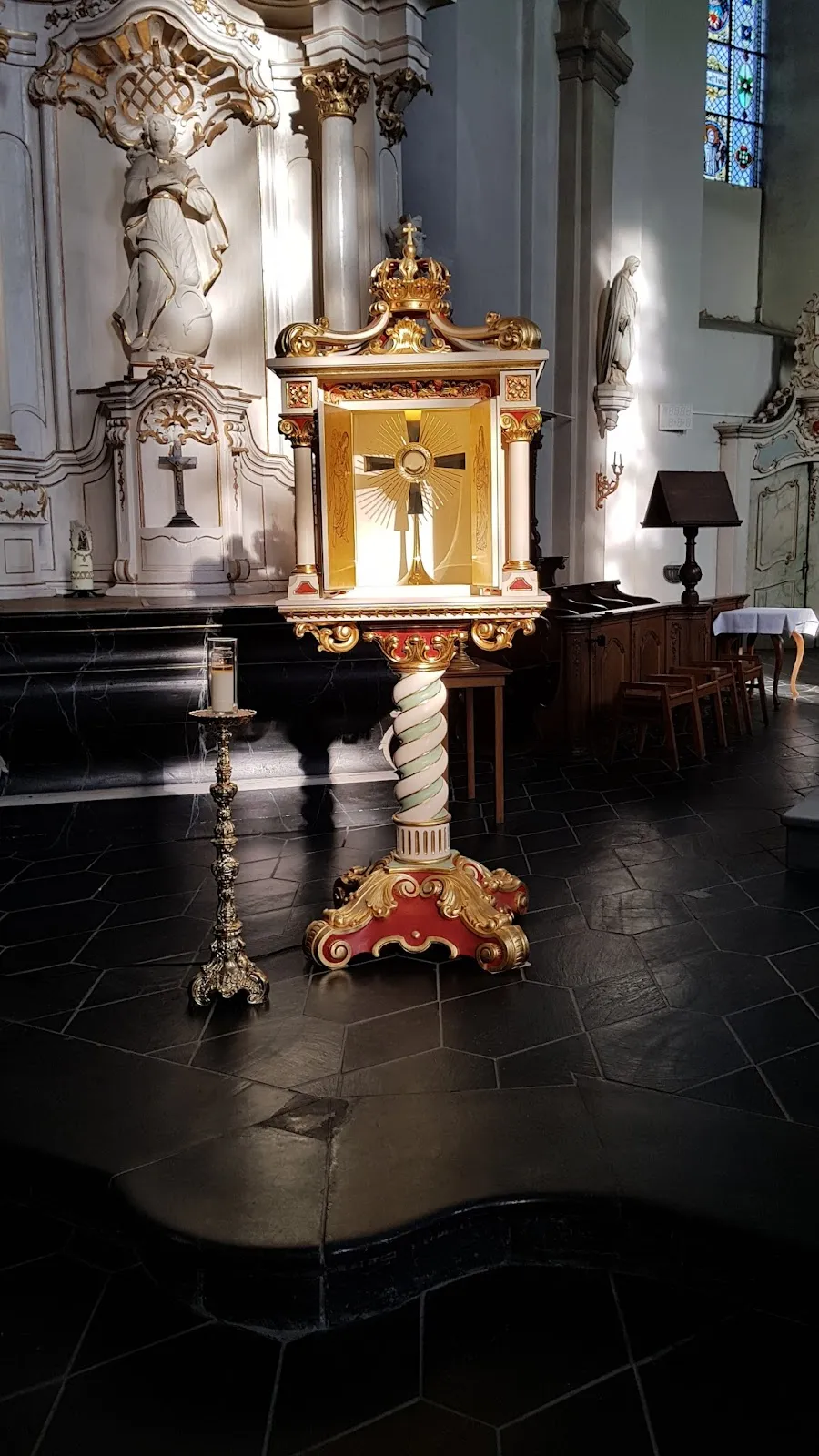 Вид на церковь Святого Николая в Брайлоне