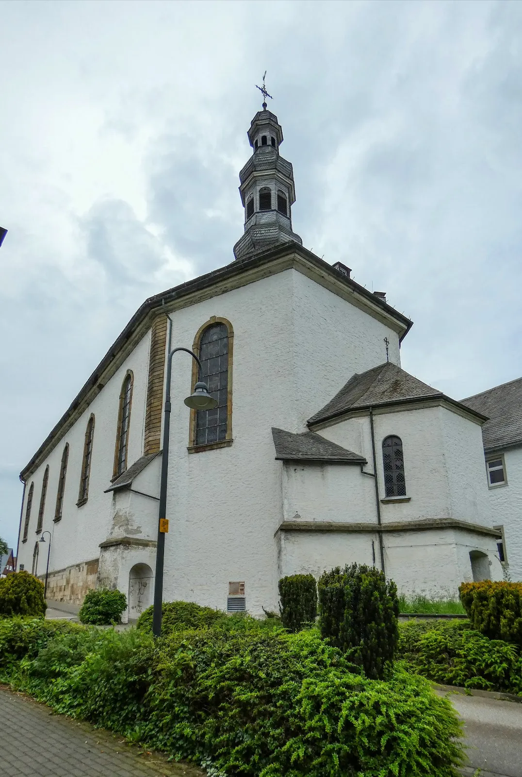 Вид на церковь Святого Николая в Брайлоне