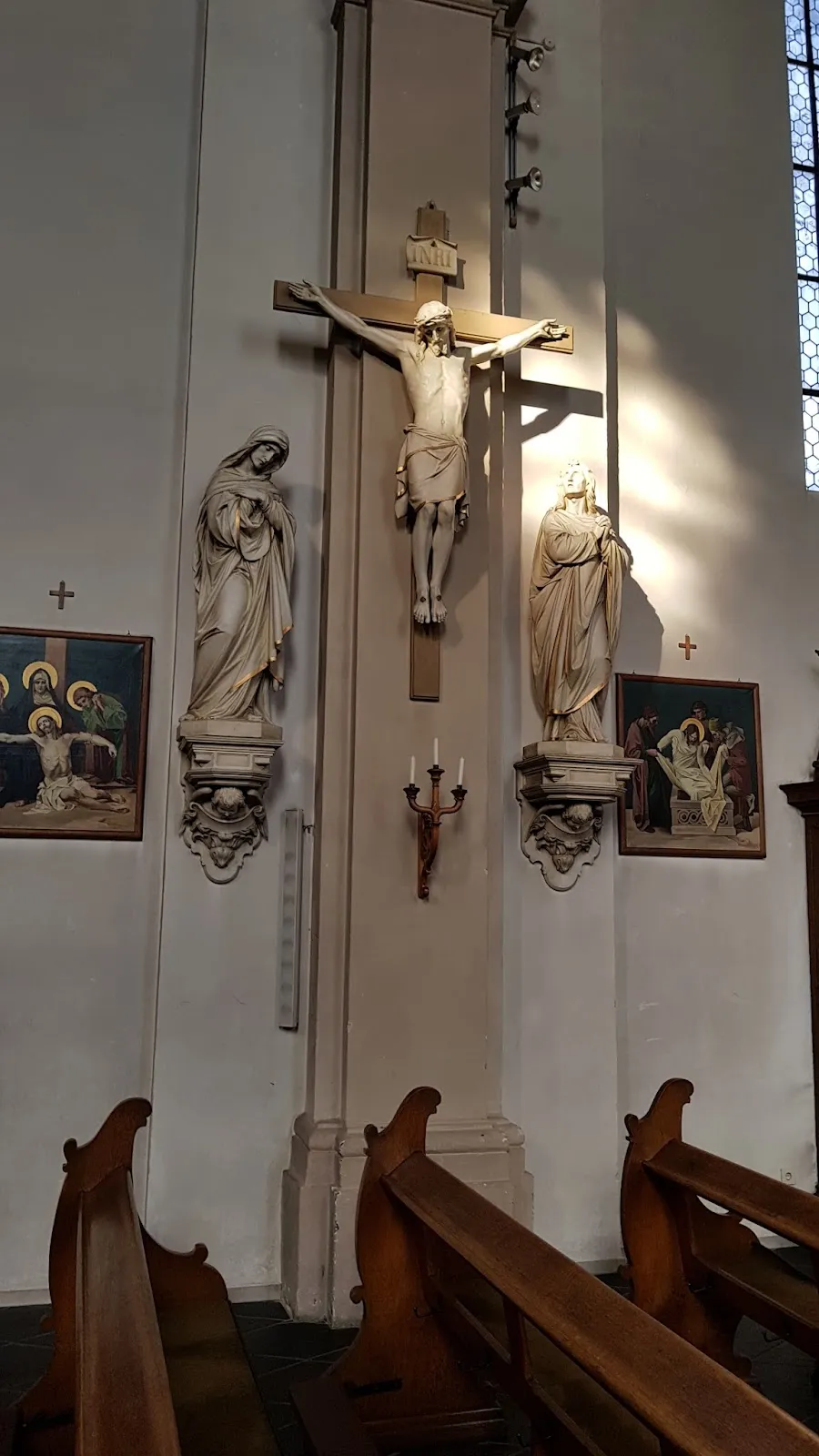 Вид на церковь Святого Николая в Брайлоне