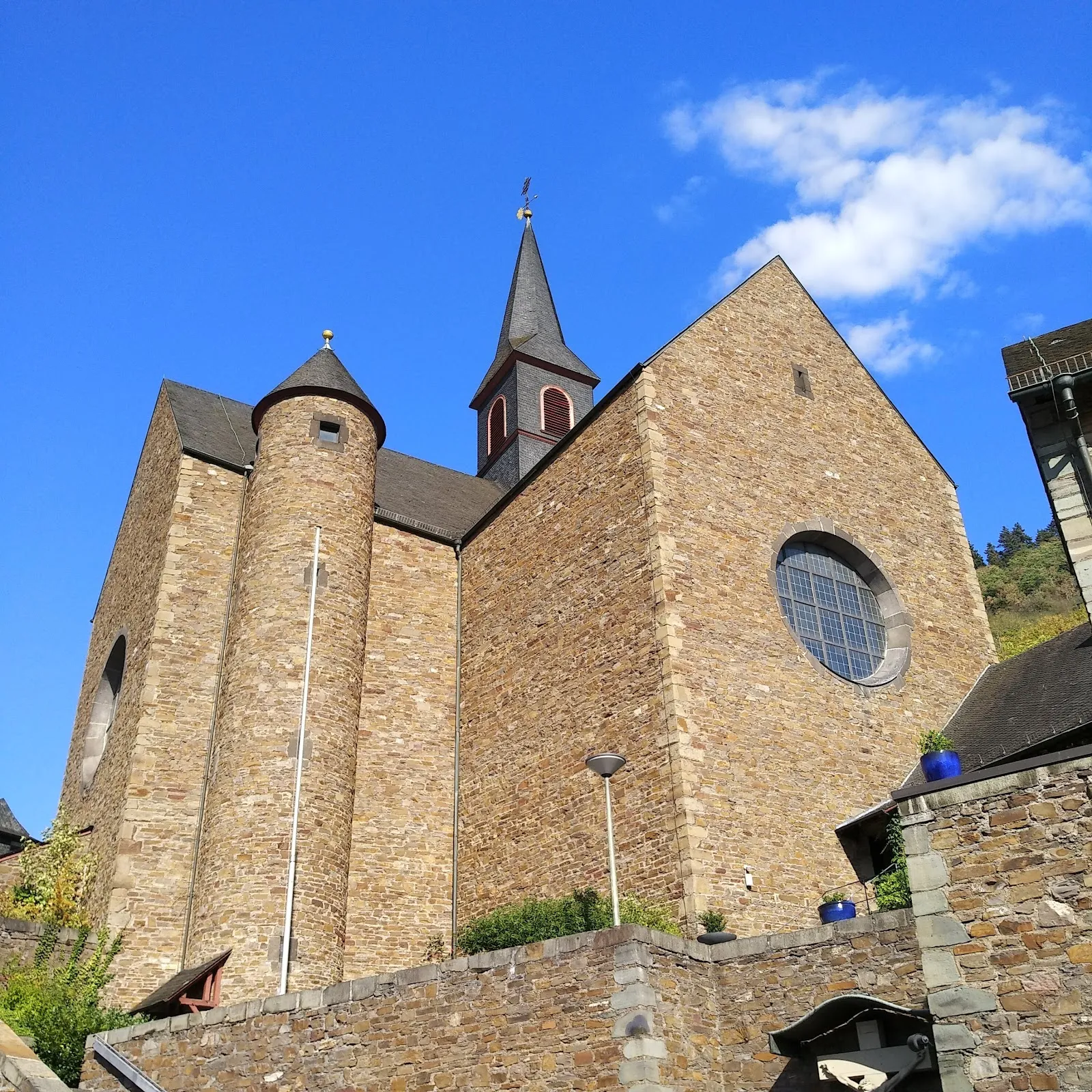 Фасад церкви Святого Ремакла в Кохеме