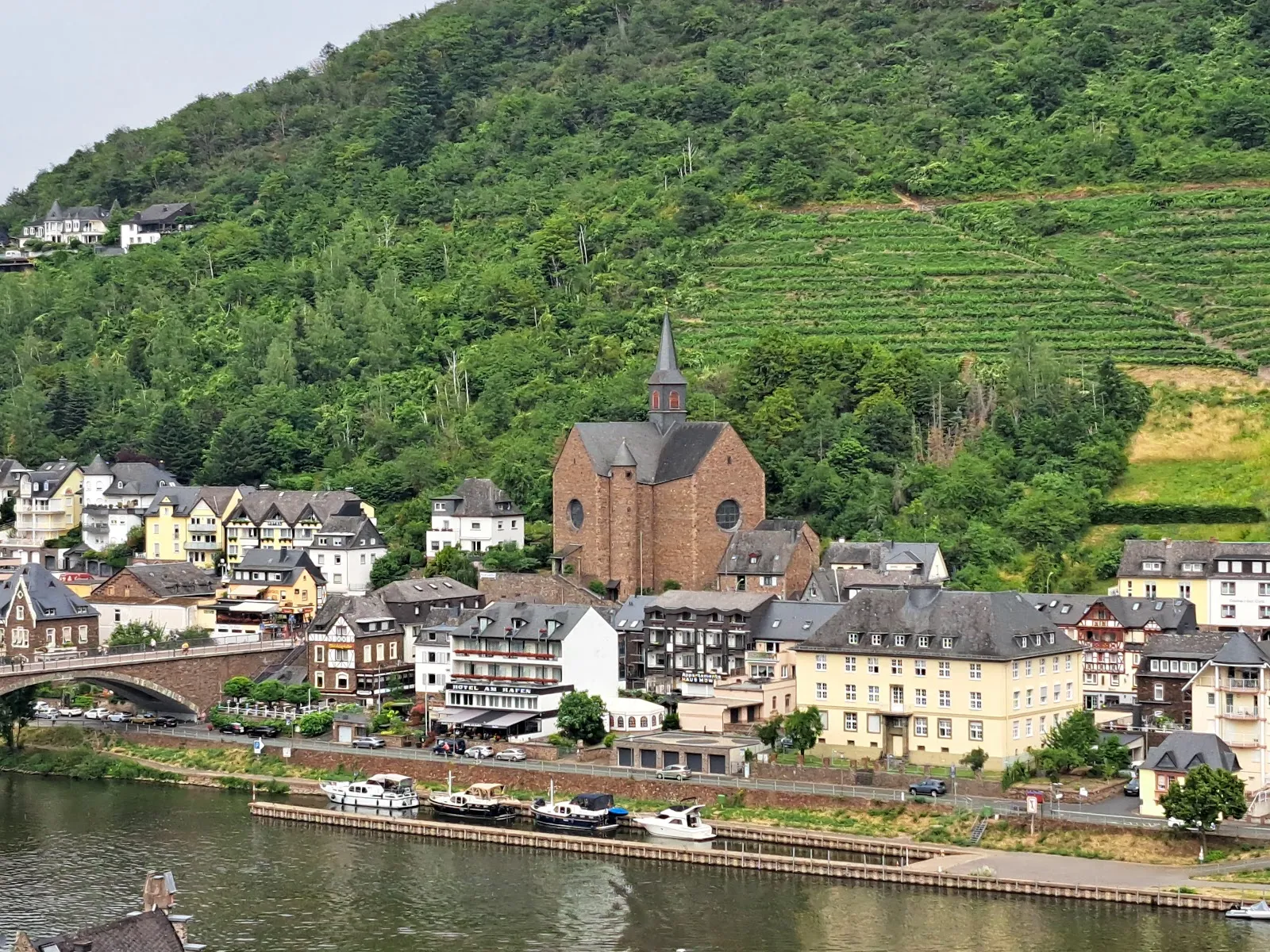 Фасад церкви Святого Ремакла в Кохеме