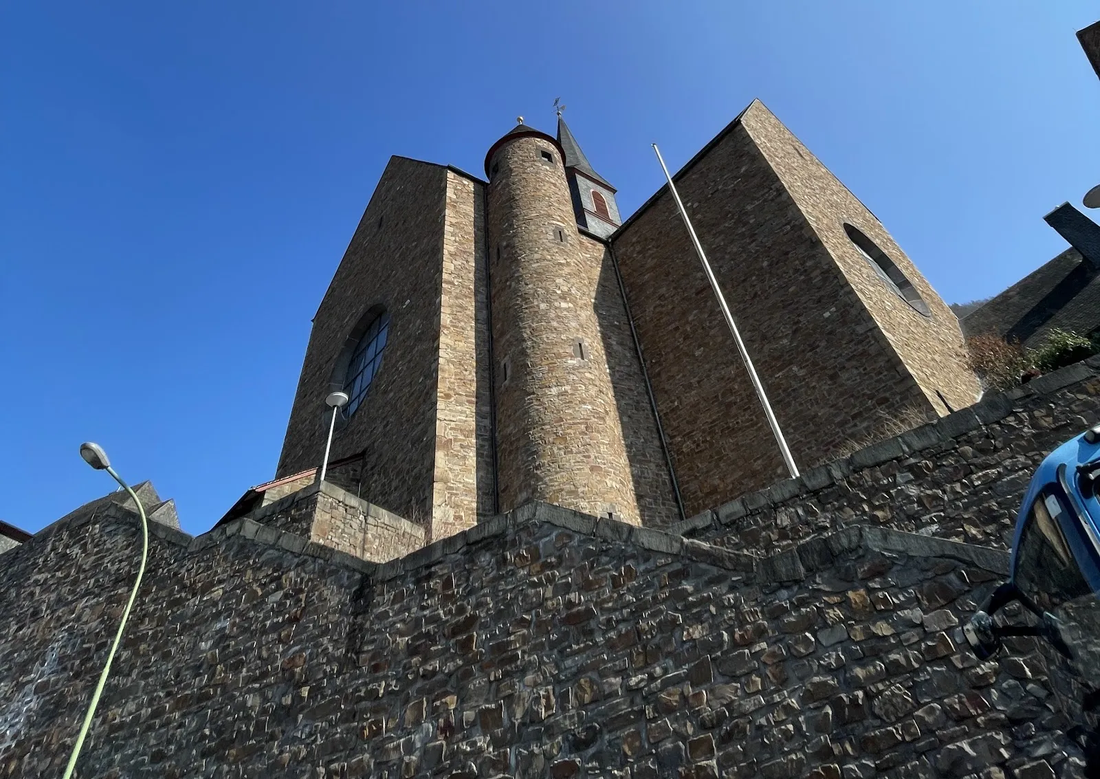 Фасад церкви Святого Ремакла в Кохеме