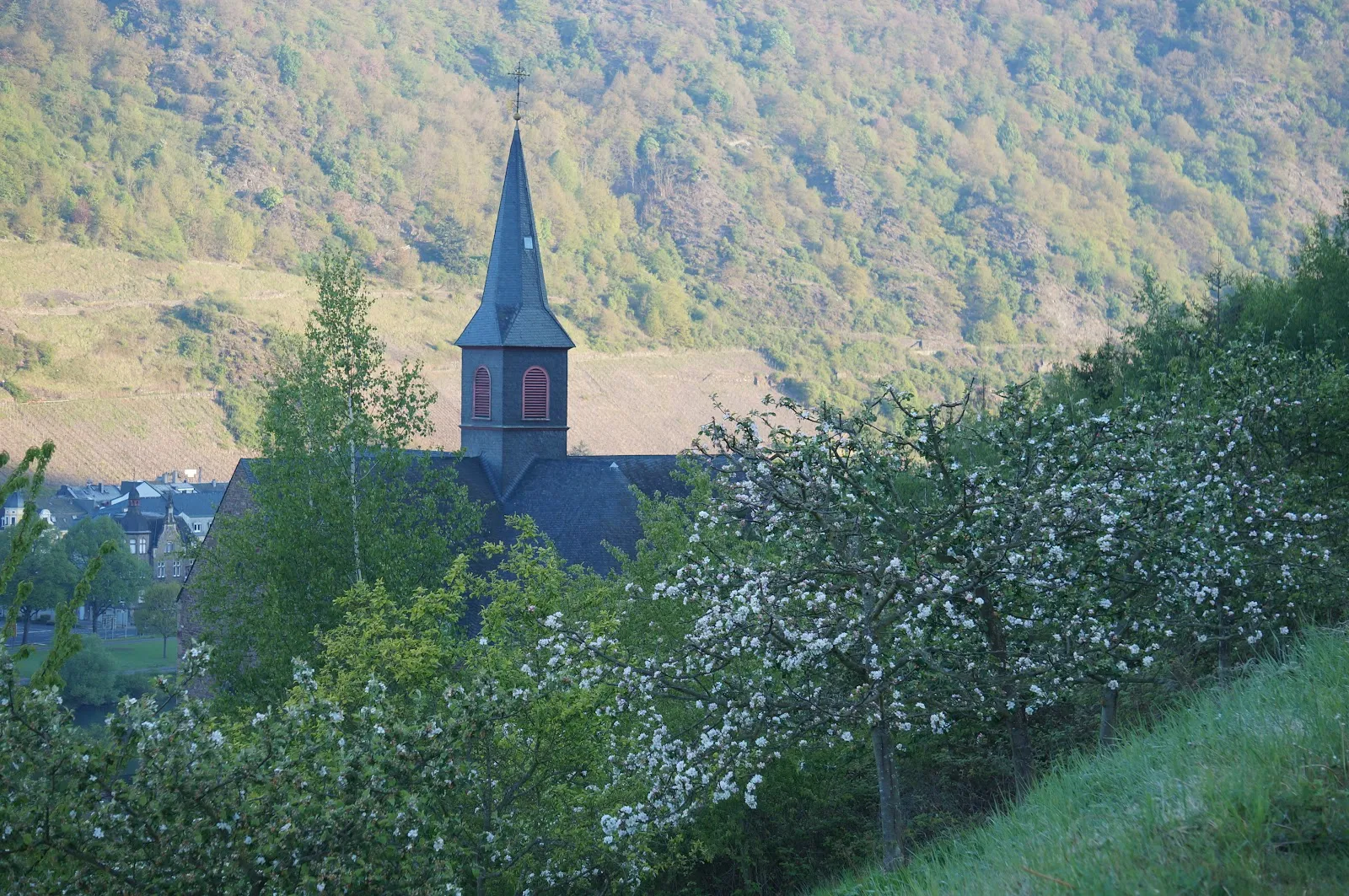 Фасад церкви Святого Ремакла в Кохеме
