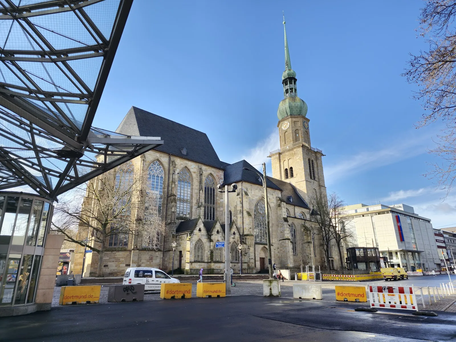 Фасад церкви Святого Ринальда в Дортмунде, Германия, днем