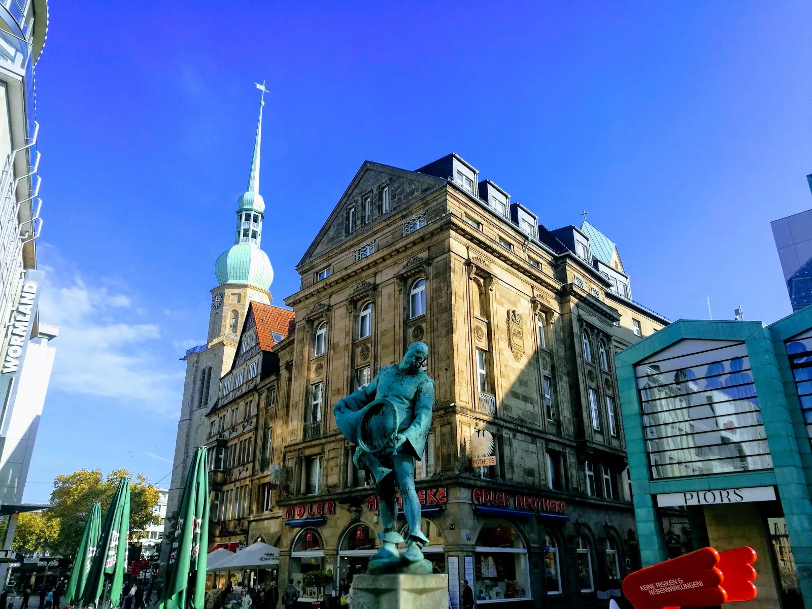 Фасад церкви Святого Ринальда в Дортмунде, Германия, днем