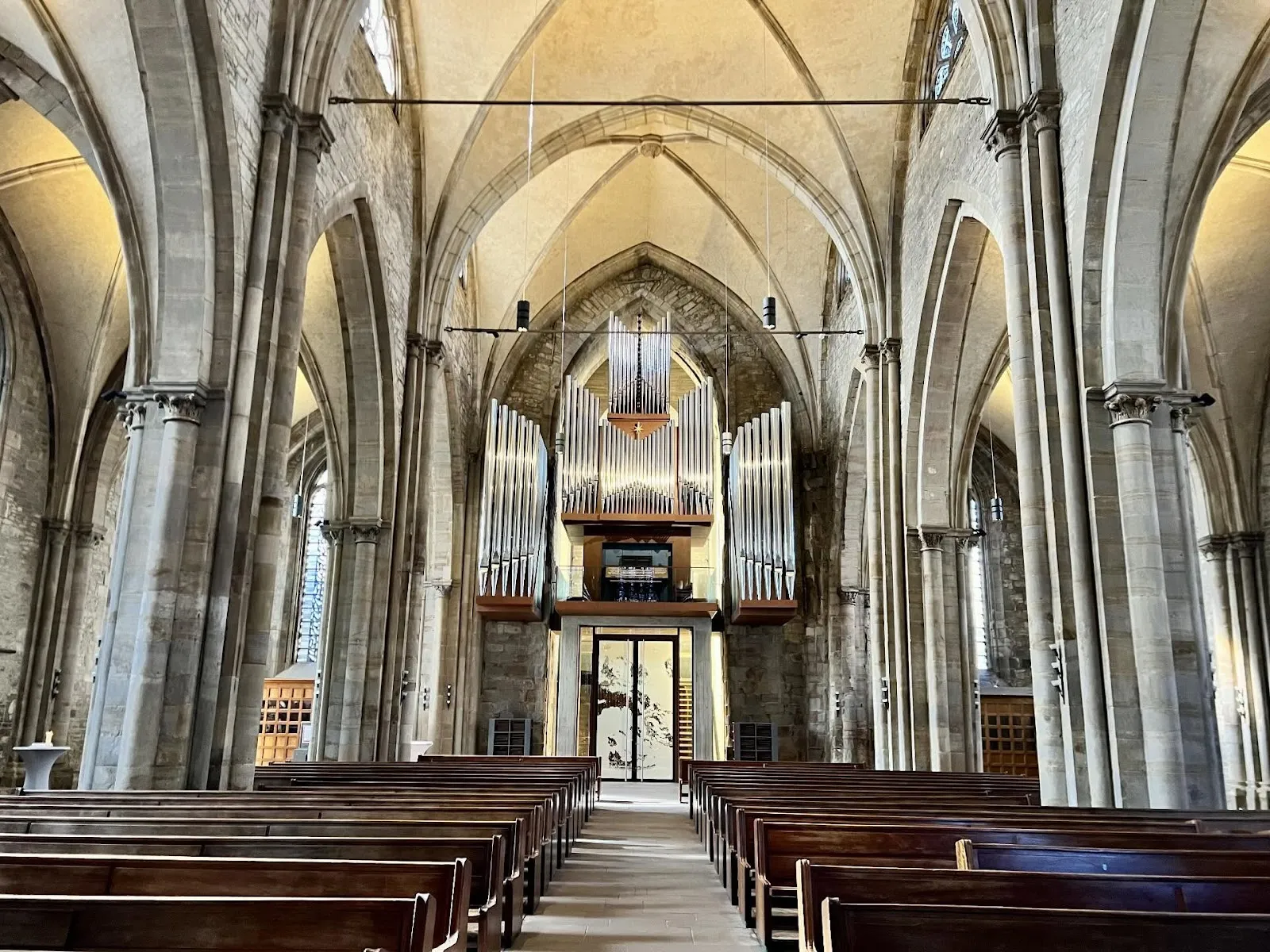 Фасад церкви Святого Ринальда в Дортмунде, Германия, днем