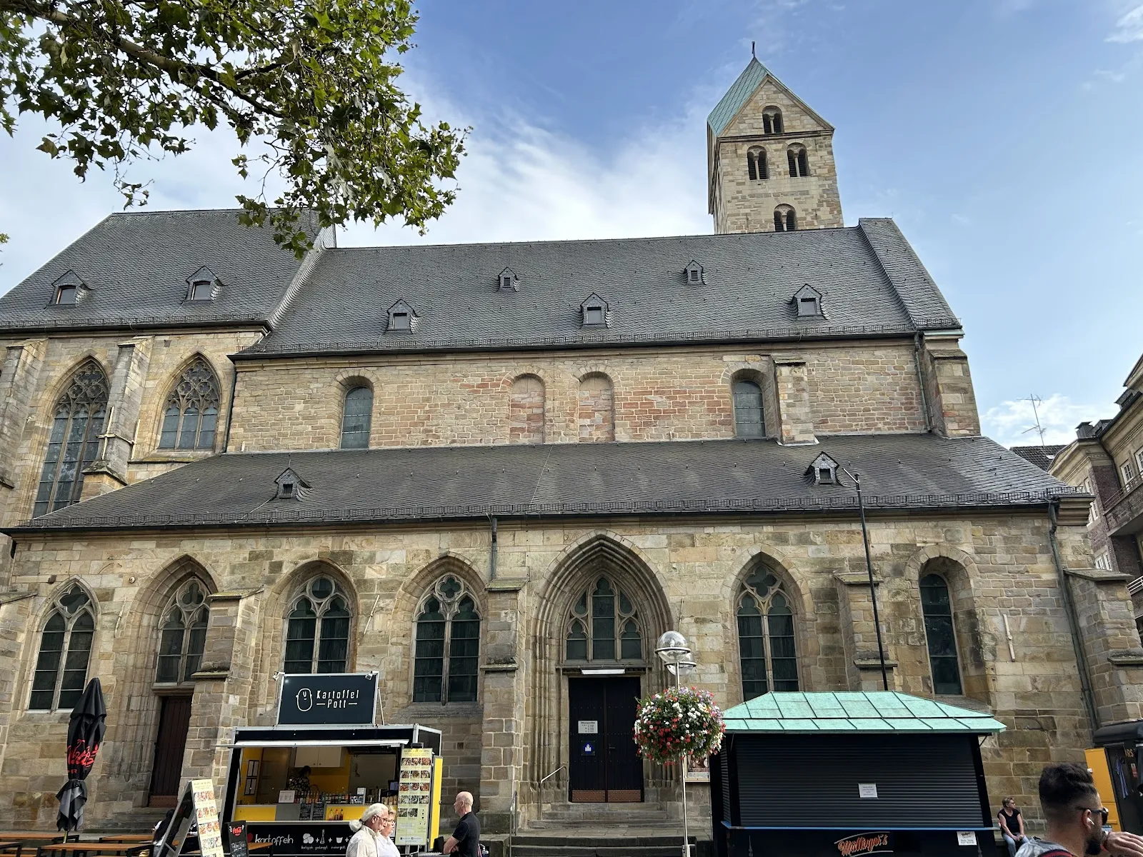 Фасад церкви Святого Ринальда в Дортмунде, Германия, днем