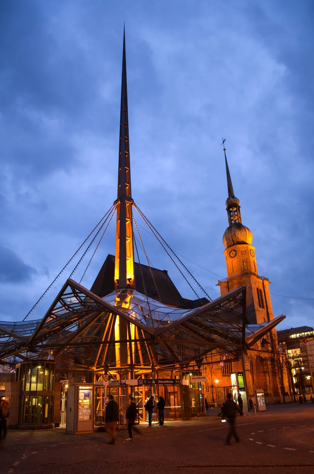 Фасад церкви Святого Ринальда в Дортмунде, Германия, днем