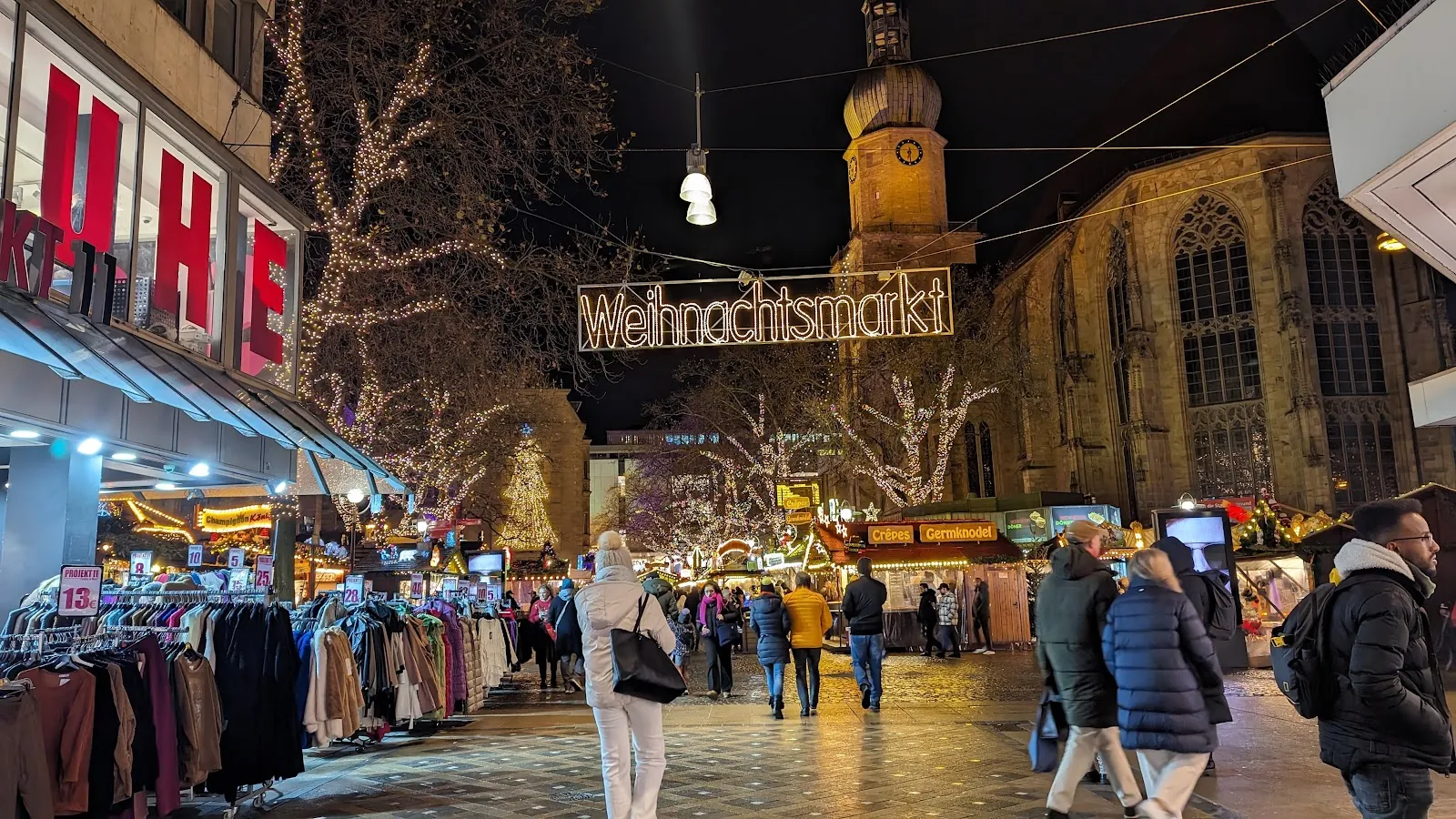 Фасад церкви Святого Ринальда в Дортмунде, Германия, днем