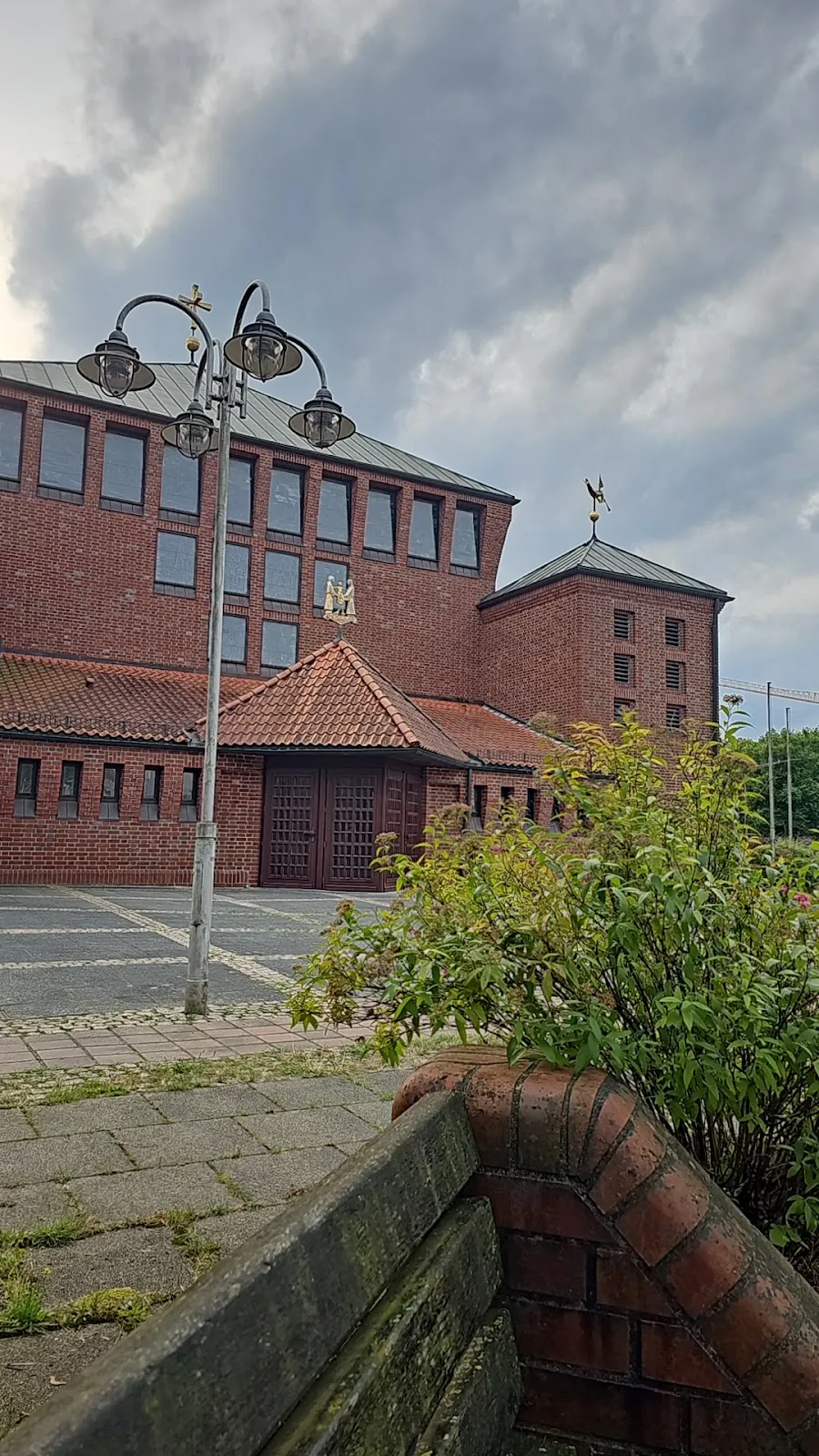 Церковь Святого Семейства в Бремене-Гроне, Германия