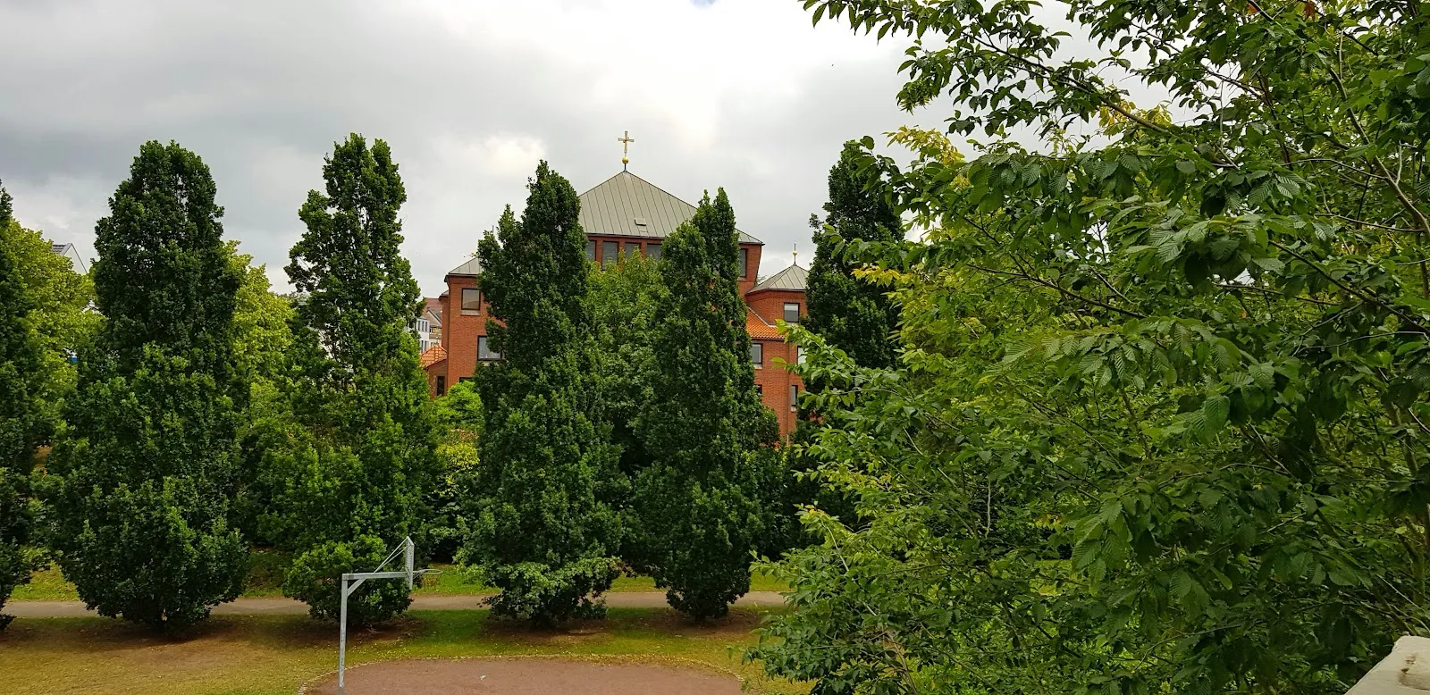 Церковь Святого Семейства в Бремене-Гроне, Германия
