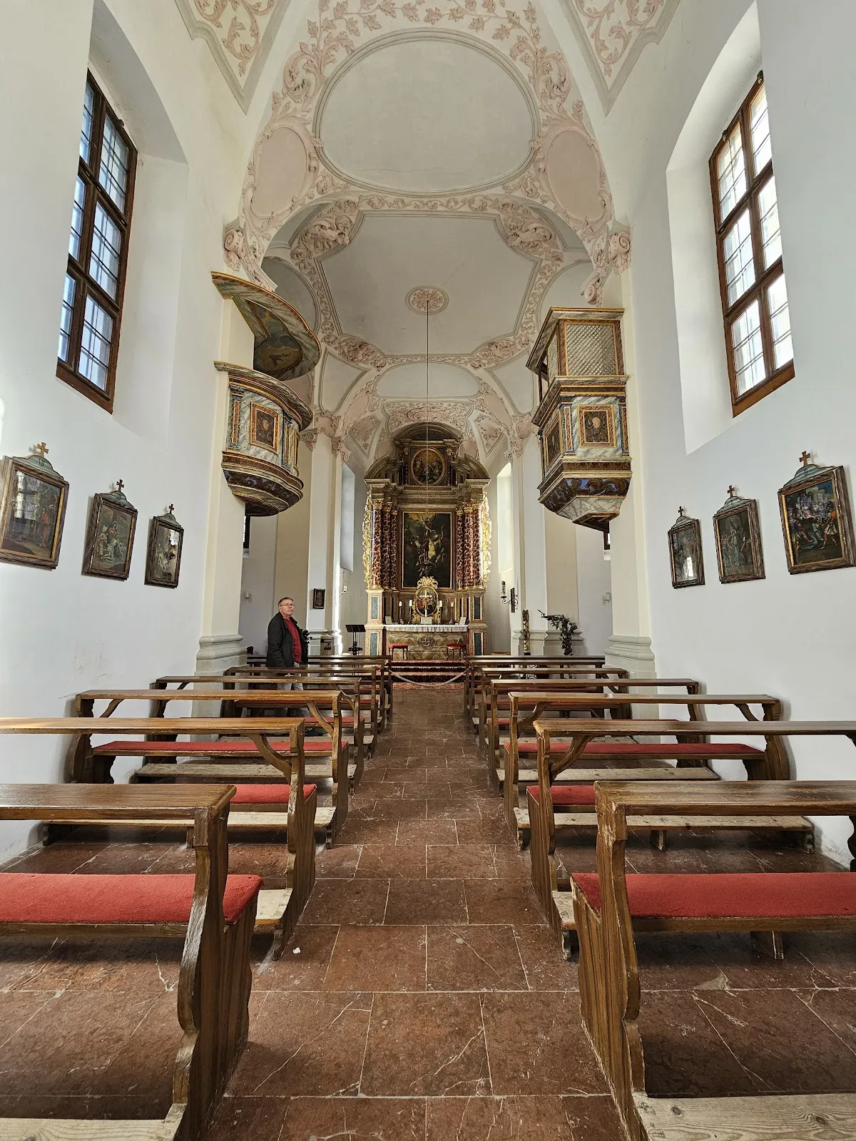 Церковь Святого Варфоломея на фоне гор и озера Кёнигсзе