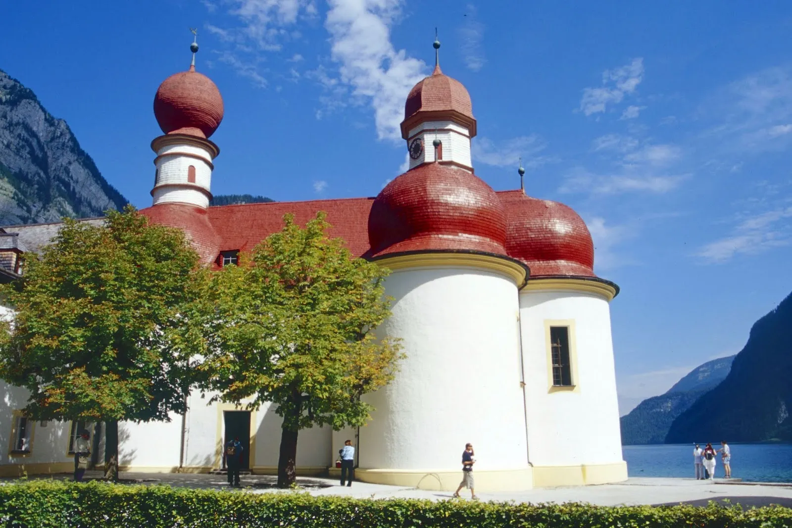 Церковь Святого Варфоломея на фоне гор и озера Кёнигсзе