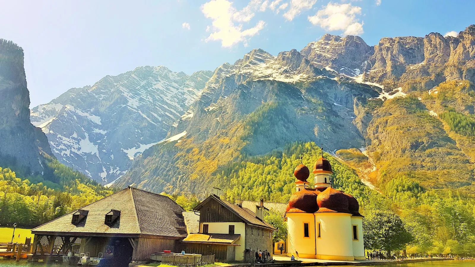 Церковь Святого Варфоломея на фоне гор и озера Кёнигсзе