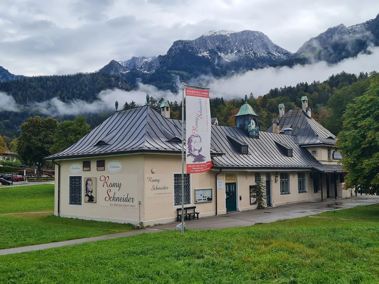 Церковь Святого Варфоломея на фоне гор и озера Кёнигсзе