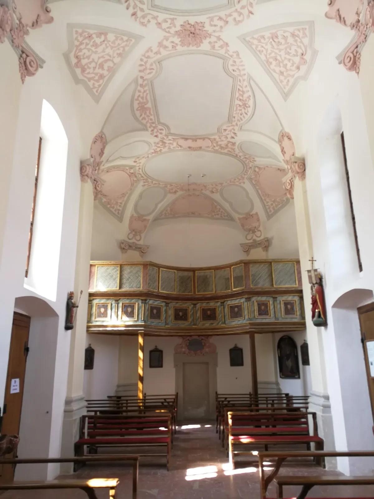 Церковь Святого Варфоломея на фоне гор и озера Кёнигсзе