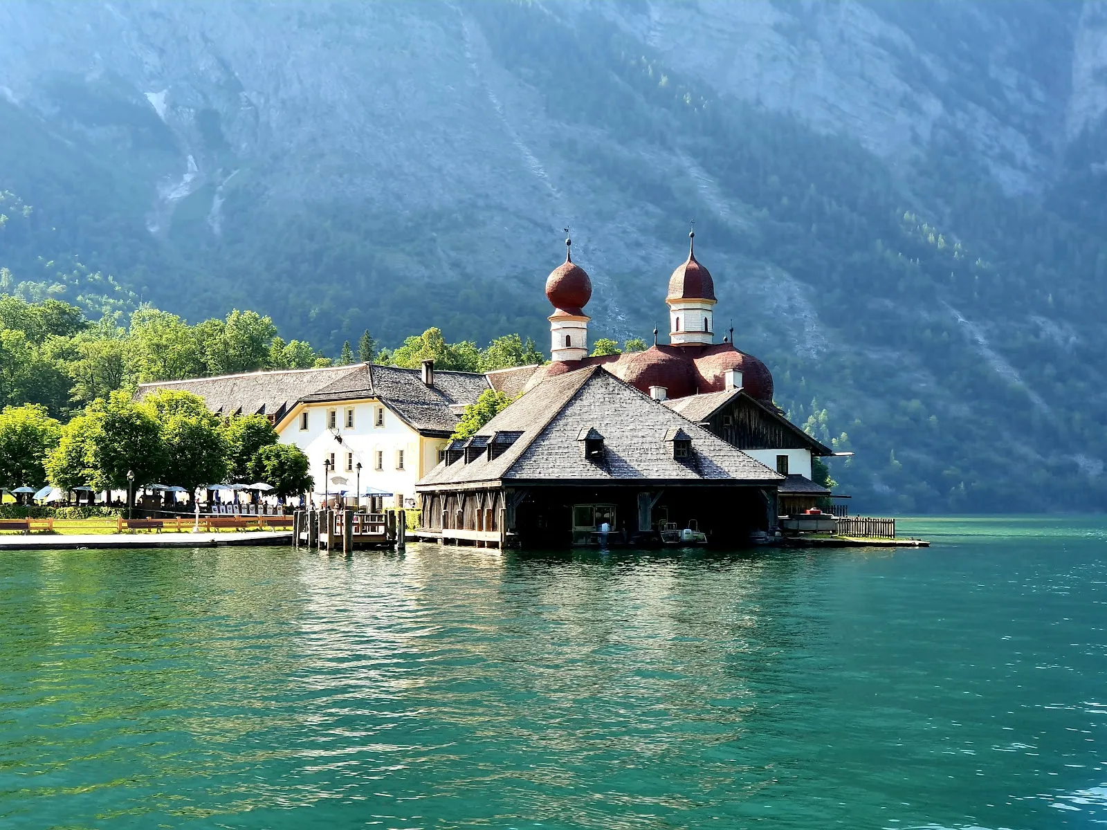 Церковь Святого Варфоломея на фоне гор и озера Кёнигсзе