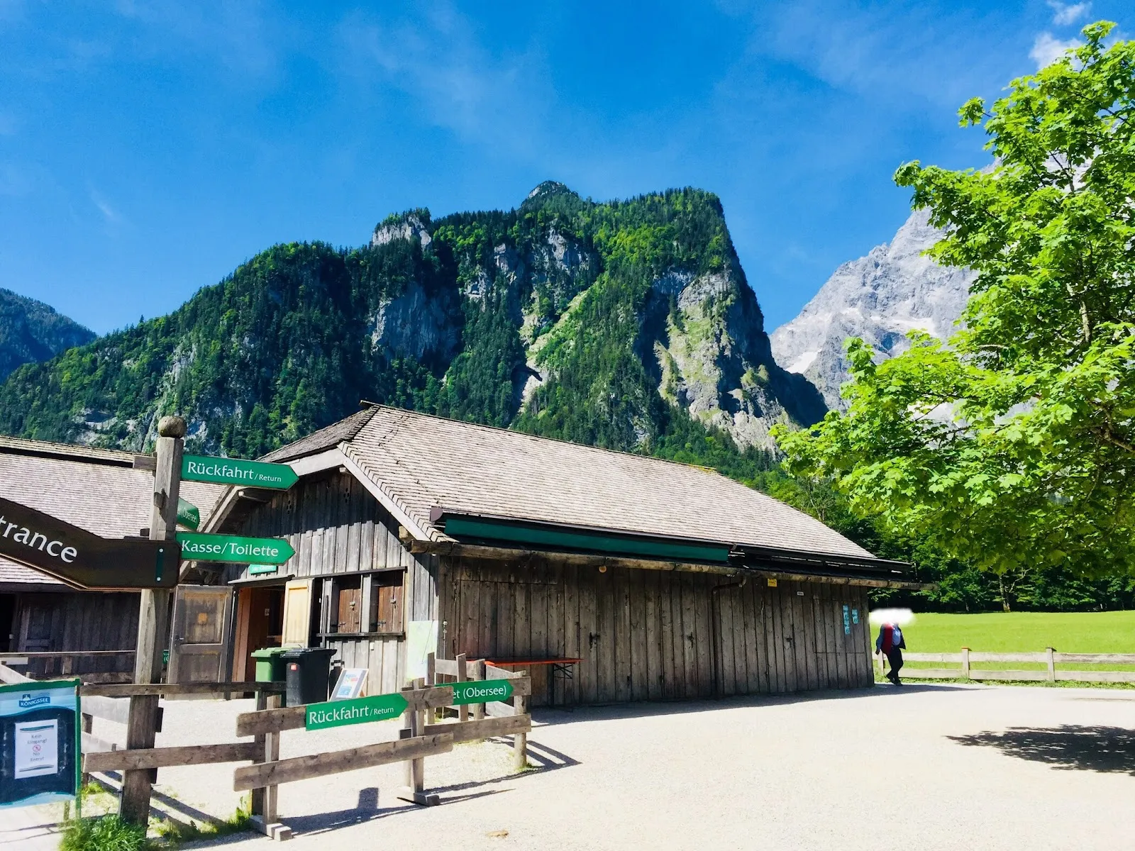 Церковь Святого Варфоломея на фоне гор и озера Кёнигсзе