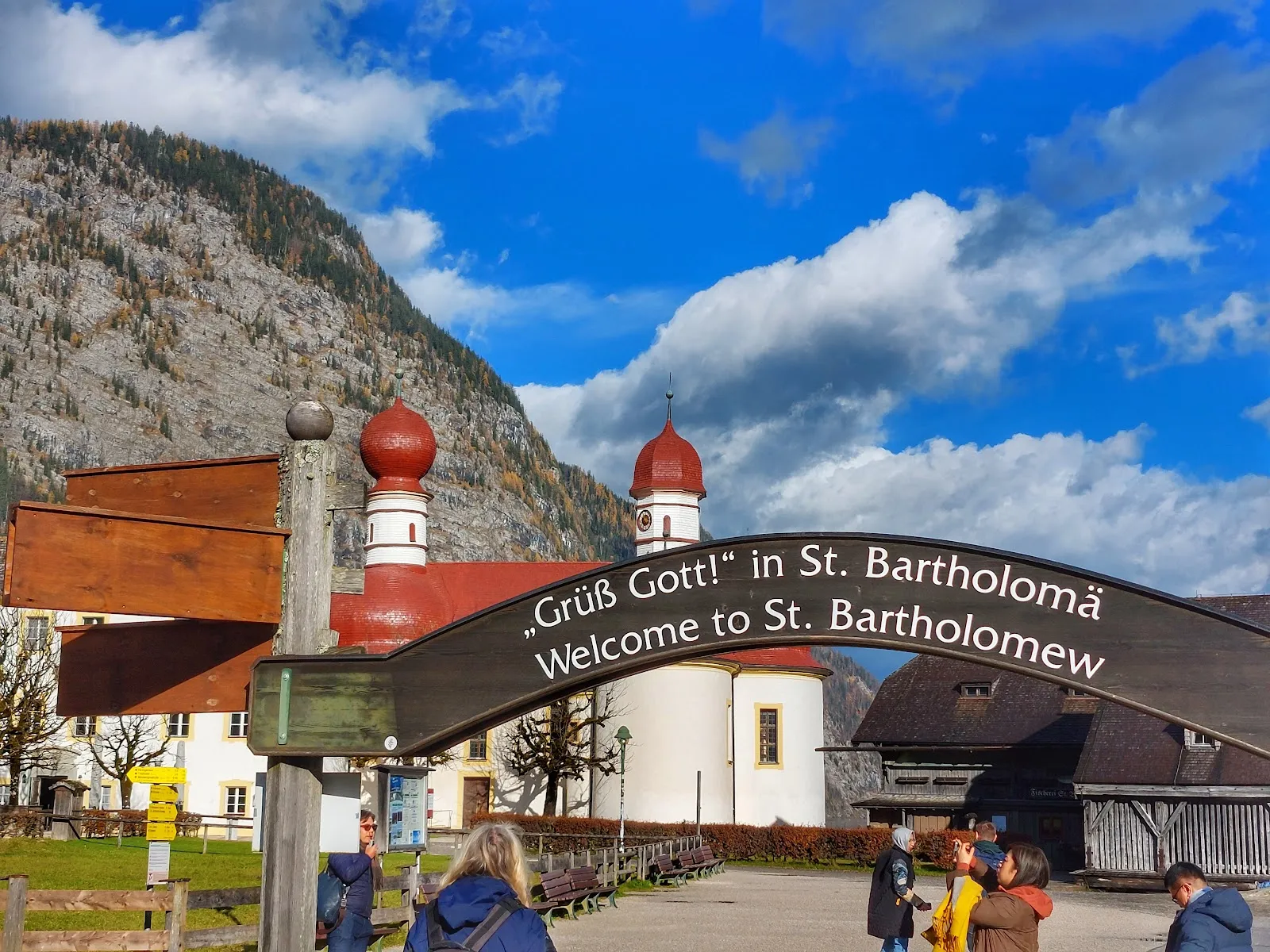 Церковь Святого Варфоломея на фоне гор и озера Кёнигсзе