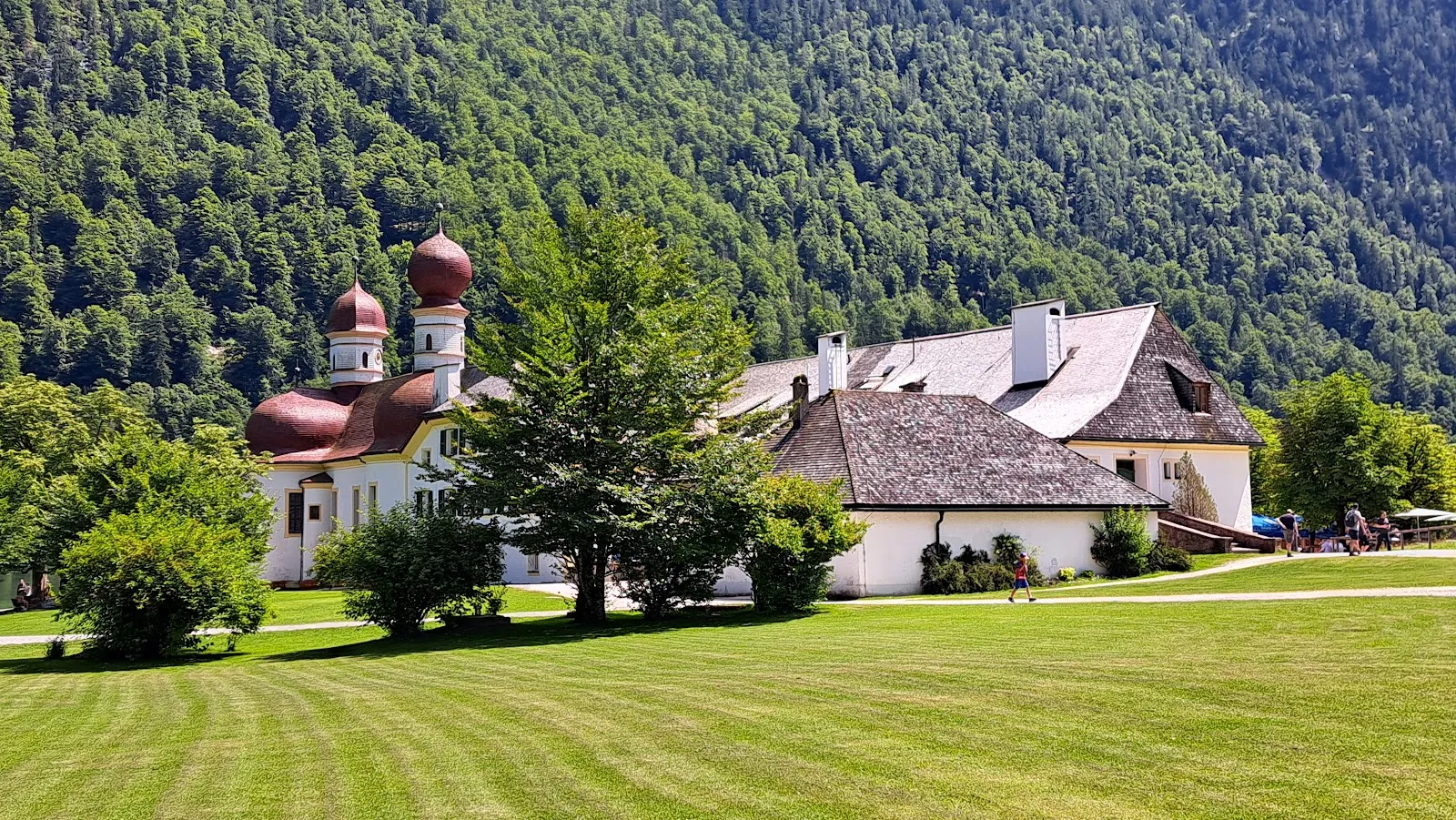 Церковь Святого Варфоломея на фоне гор и озера Кёнигсзе