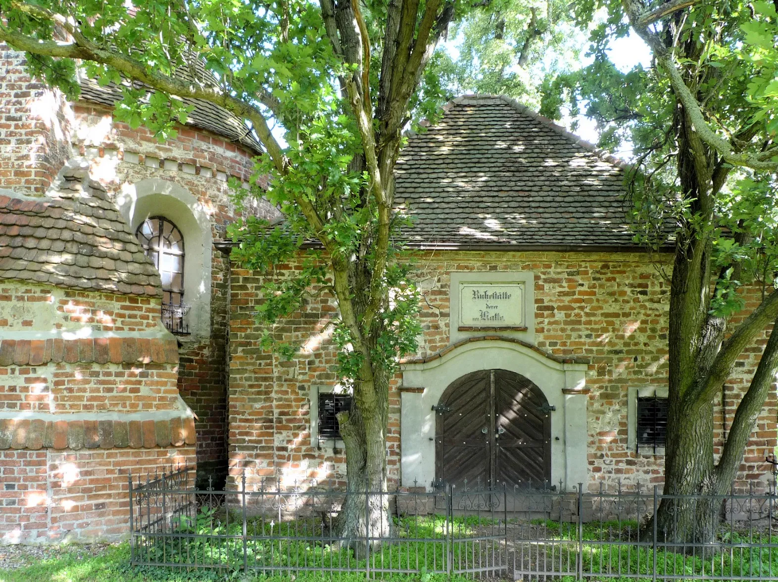 Вид на деревенскую церковь в Вусте, Германия