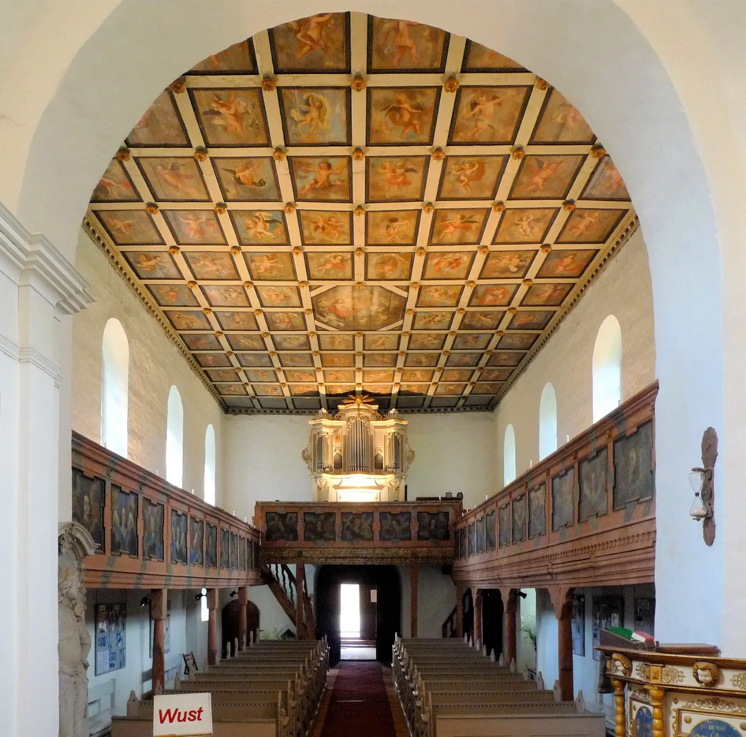 Вид на деревенскую церковь в Вусте, Германия