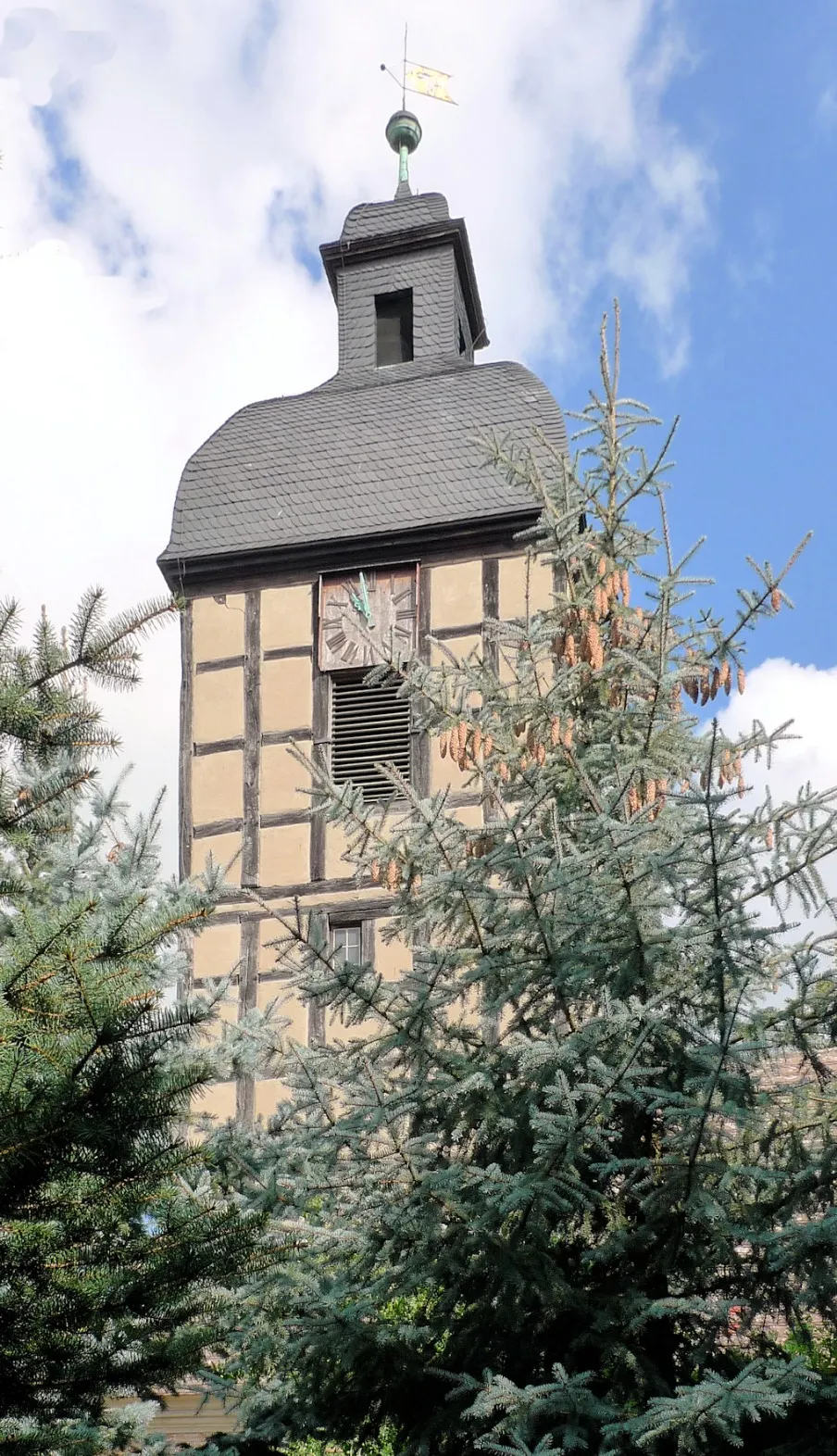 Вид на деревенскую церковь в Вусте, Германия