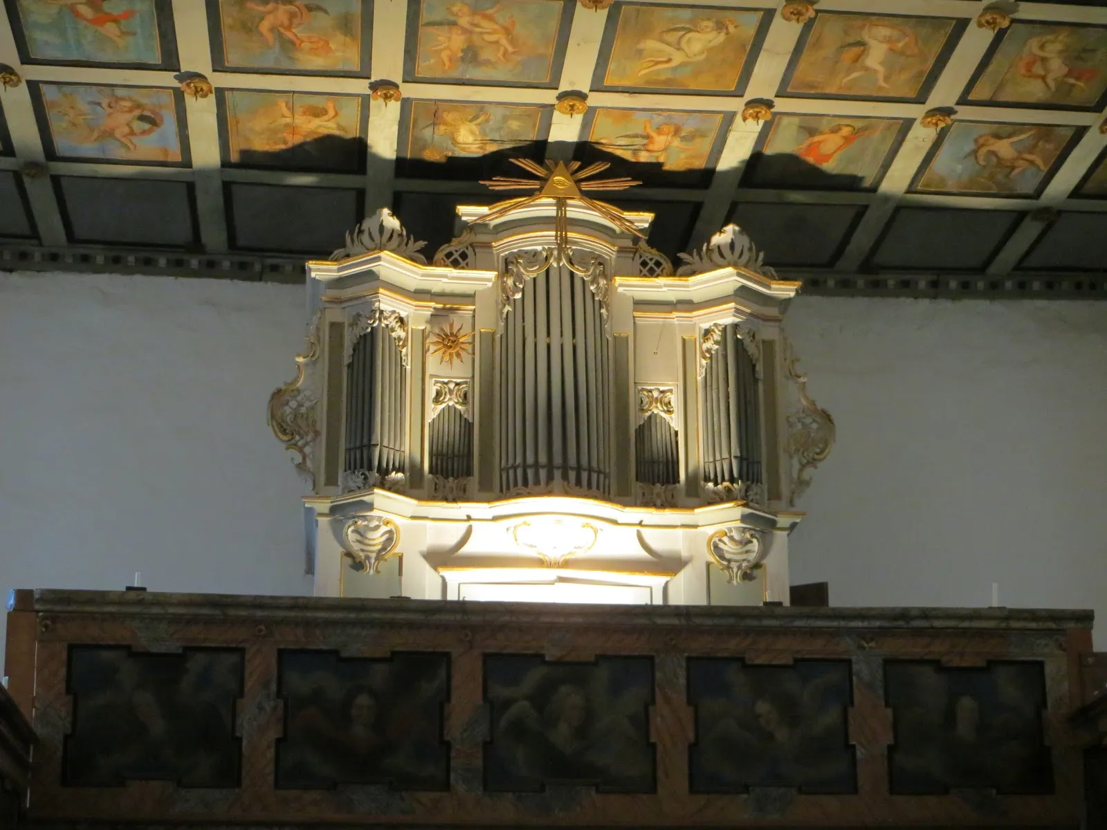 Вид на деревенскую церковь в Вусте, Германия