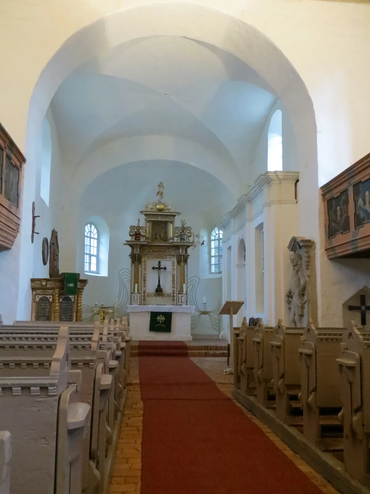 Вид на деревенскую церковь в Вусте, Германия