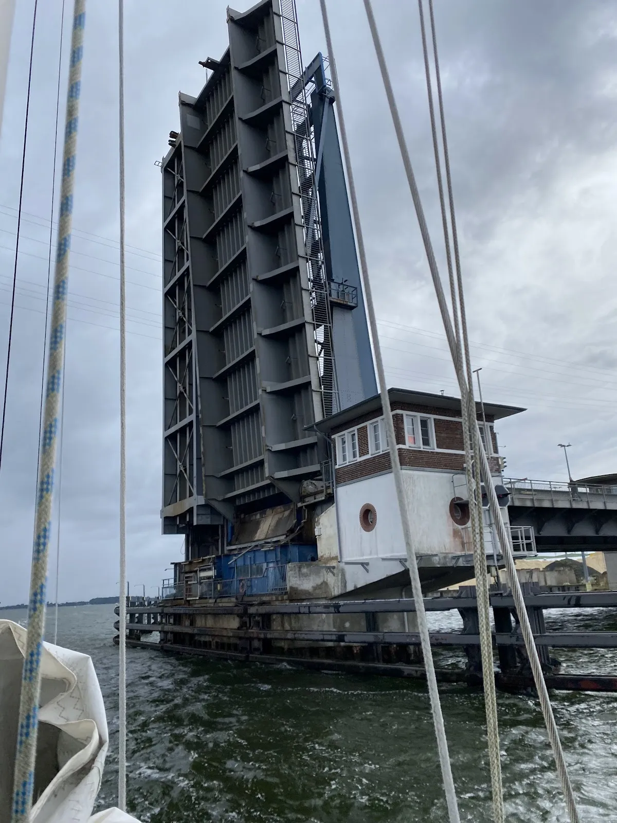 Вид на мост Цигельгабенбрюкке в Штральзунде