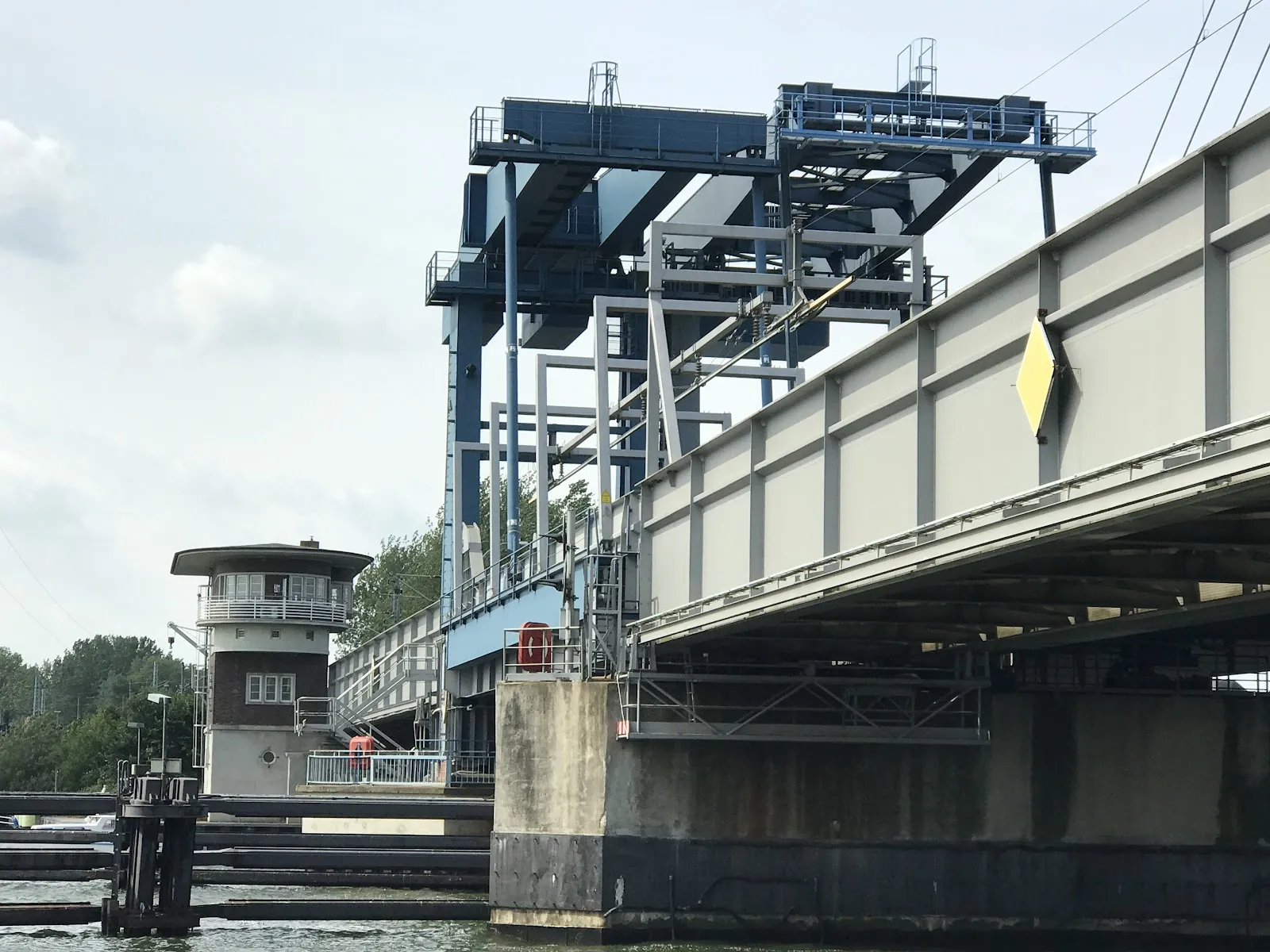 Вид на мост Цигельгабенбрюкке в Штральзунде