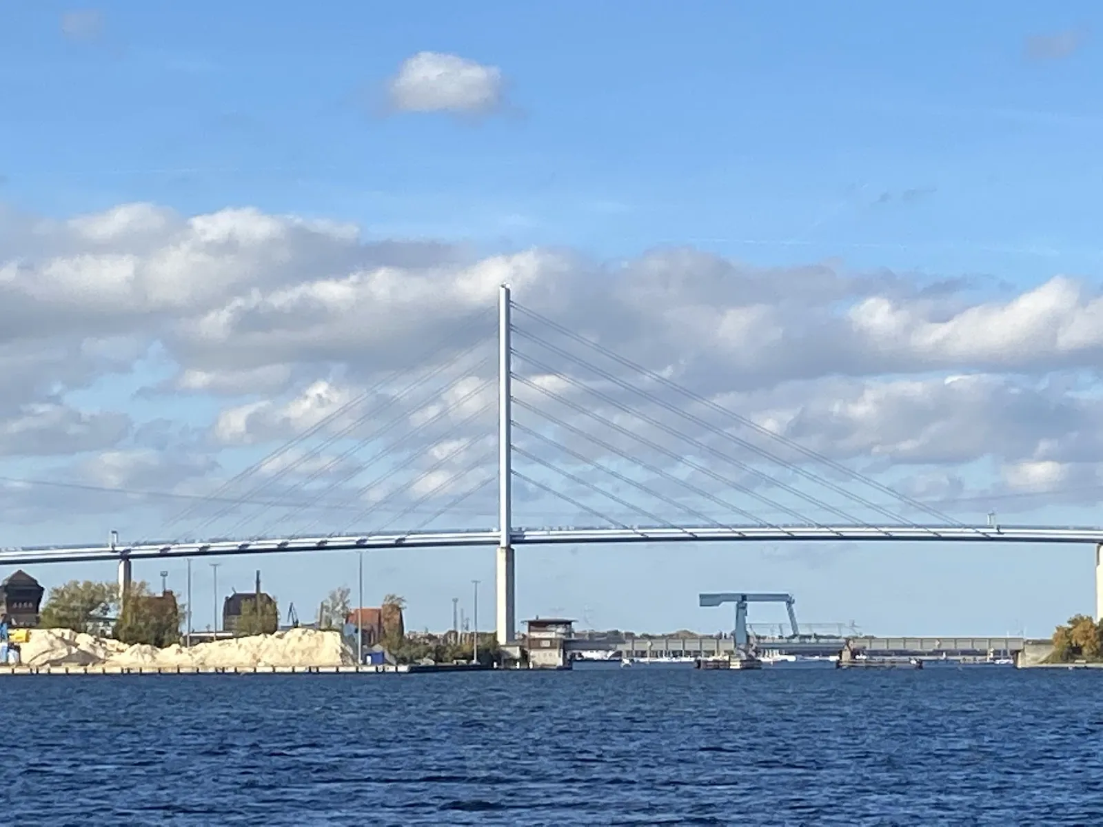 Вид на мост Цигельгабенбрюкке в Штральзунде