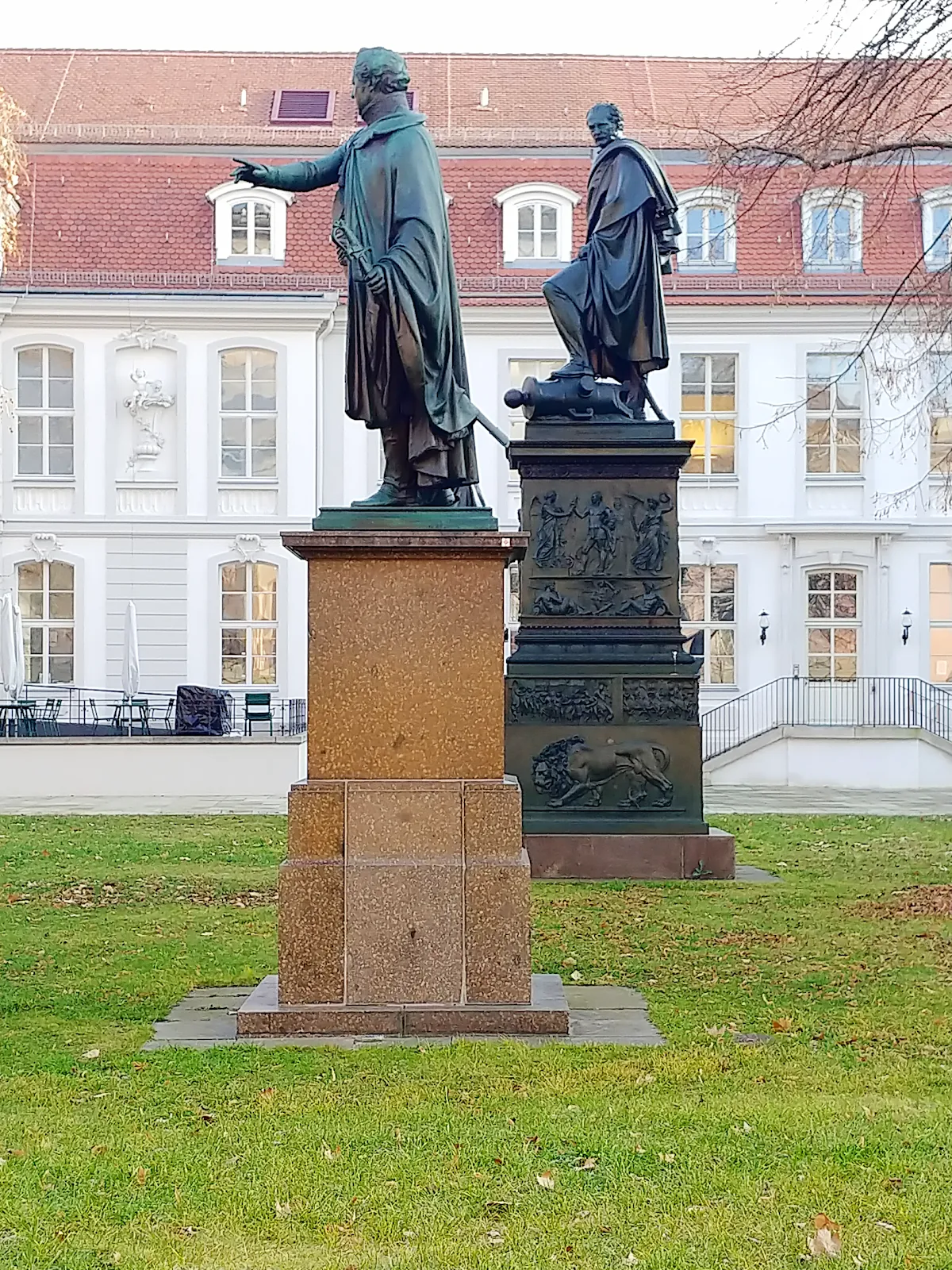 Памятник фельдмаршалу Графу фон Йорку на фоне неба в Берлине