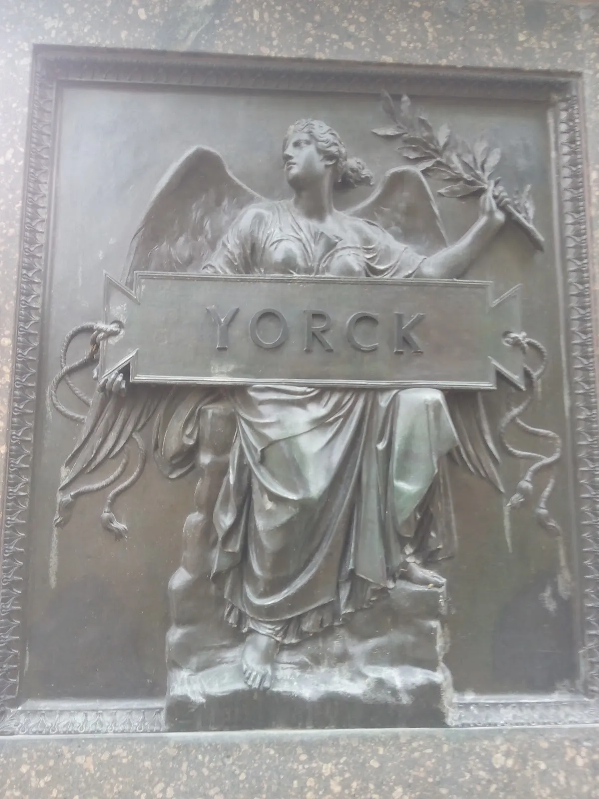 Памятник фельдмаршалу Графу фон Йорку на фоне неба в Берлине