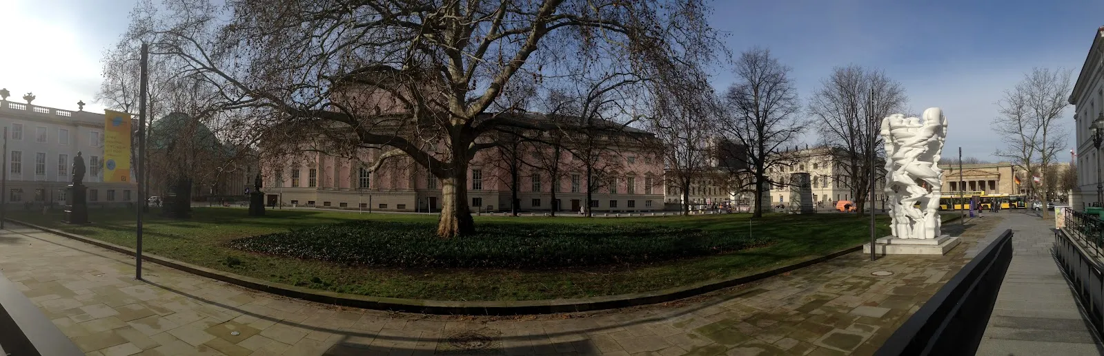 Памятник фельдмаршалу Графу фон Йорку на фоне неба в Берлине