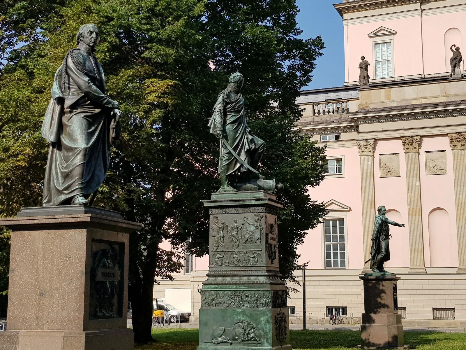 Памятник фельдмаршалу Графу фон Йорку на фоне неба в Берлине