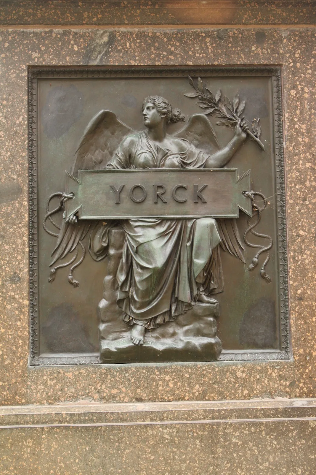 Памятник фельдмаршалу Графу фон Йорку на фоне неба в Берлине