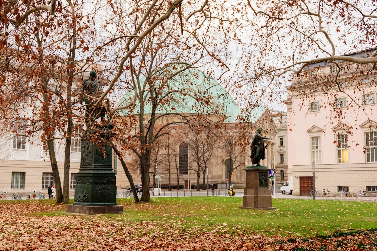 Памятник фельдмаршалу Графу фон Йорку на фоне неба в Берлине