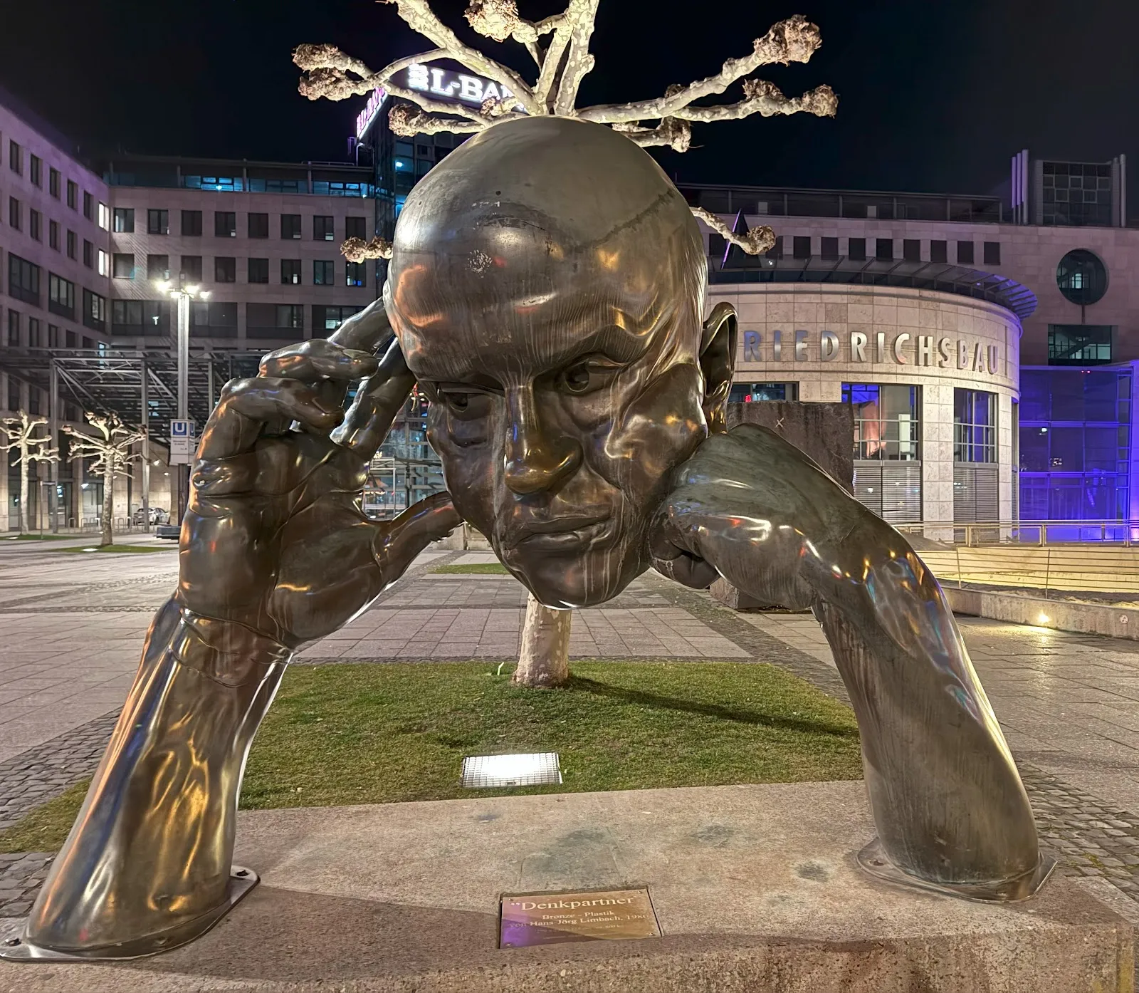 Памятник Denkpartner в Штутгарте