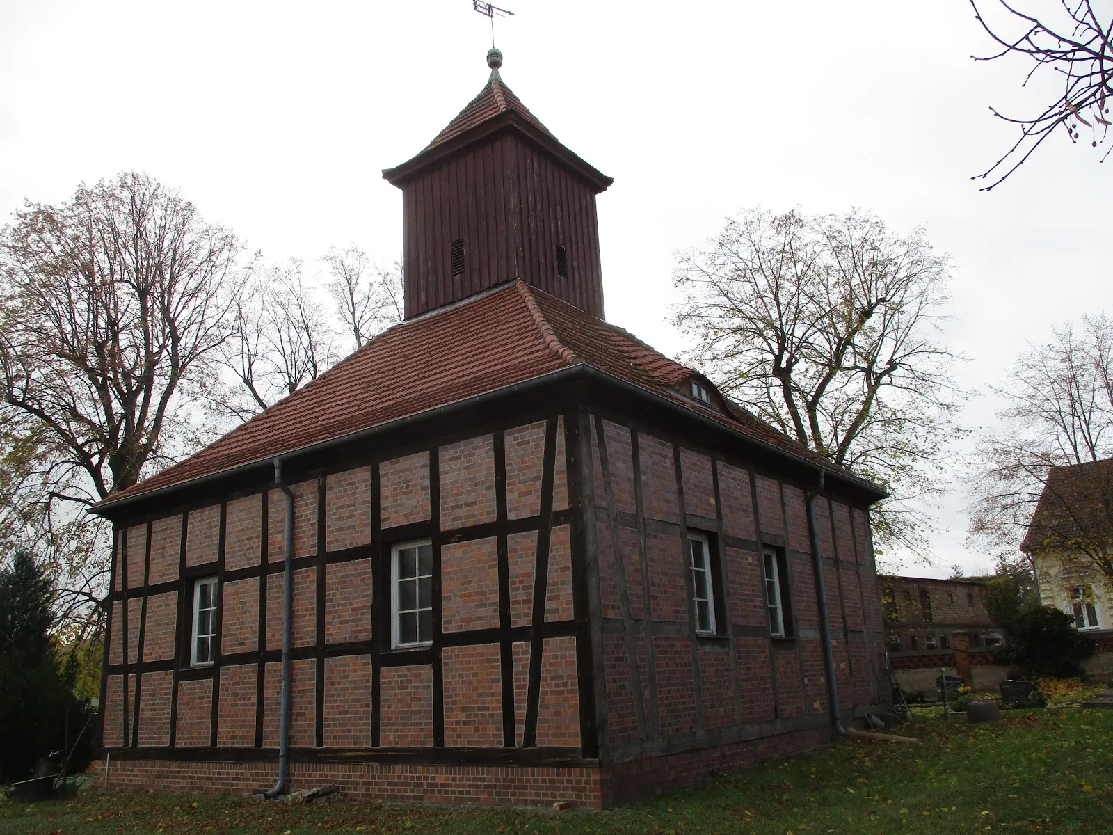 Деревенская церковь Кляйн-Бенниц - вид снаружи