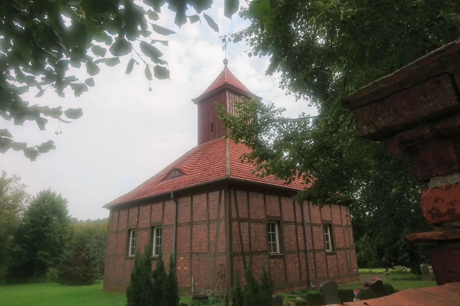 Деревенская церковь Кляйн-Бенниц - вид снаружи