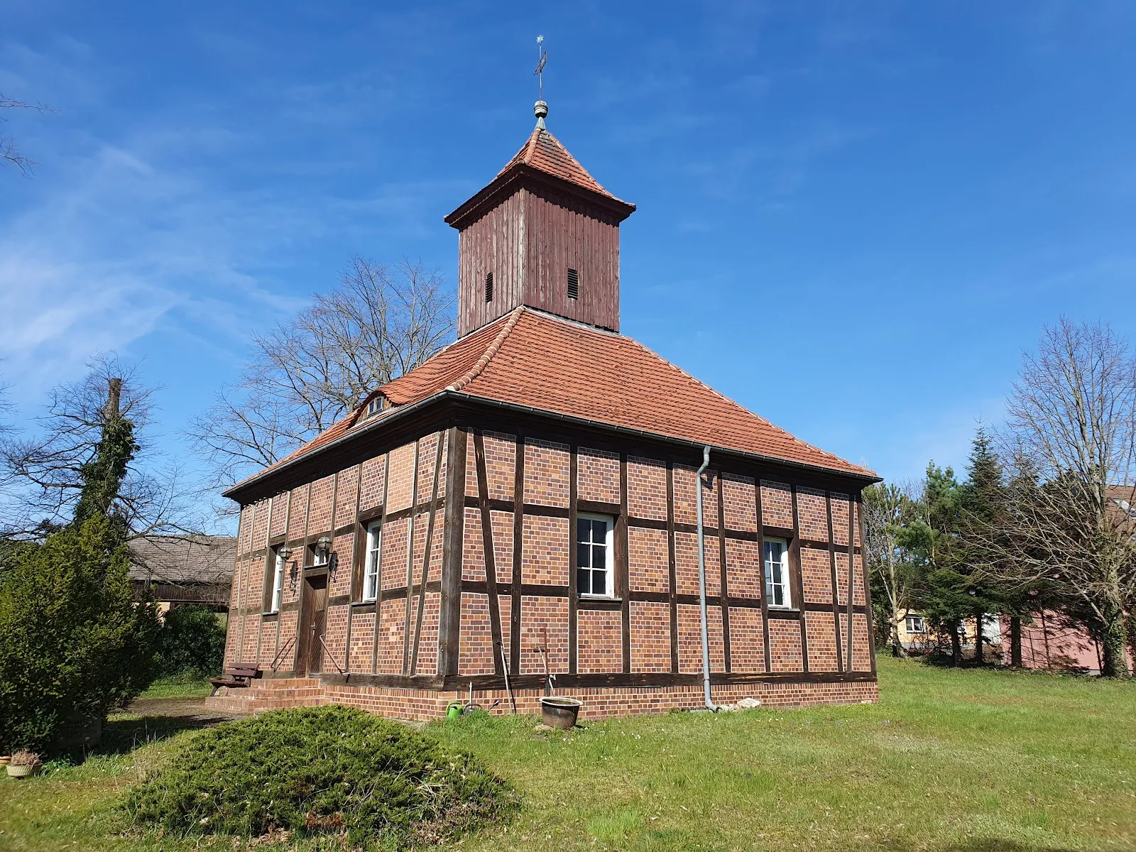Деревенская церковь Кляйн-Бенниц - вид снаружи