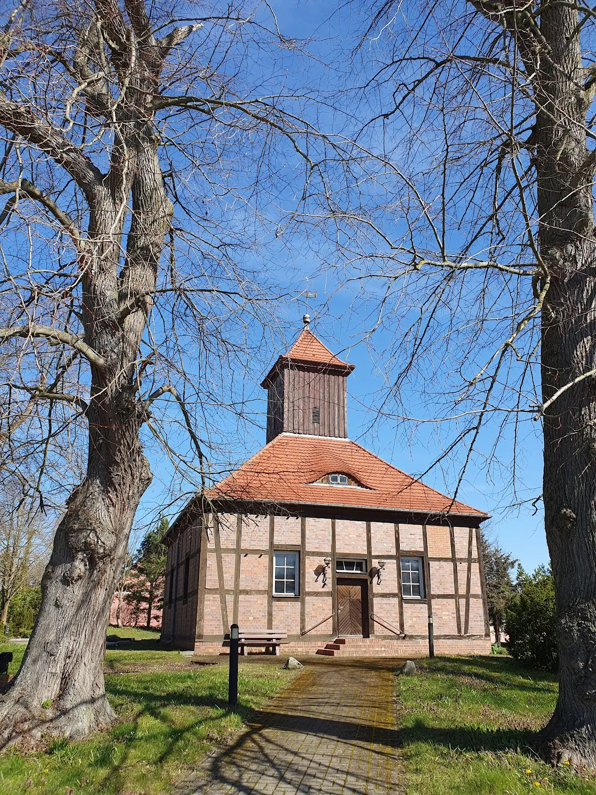 Деревенская церковь Кляйн-Бенниц - вид снаружи