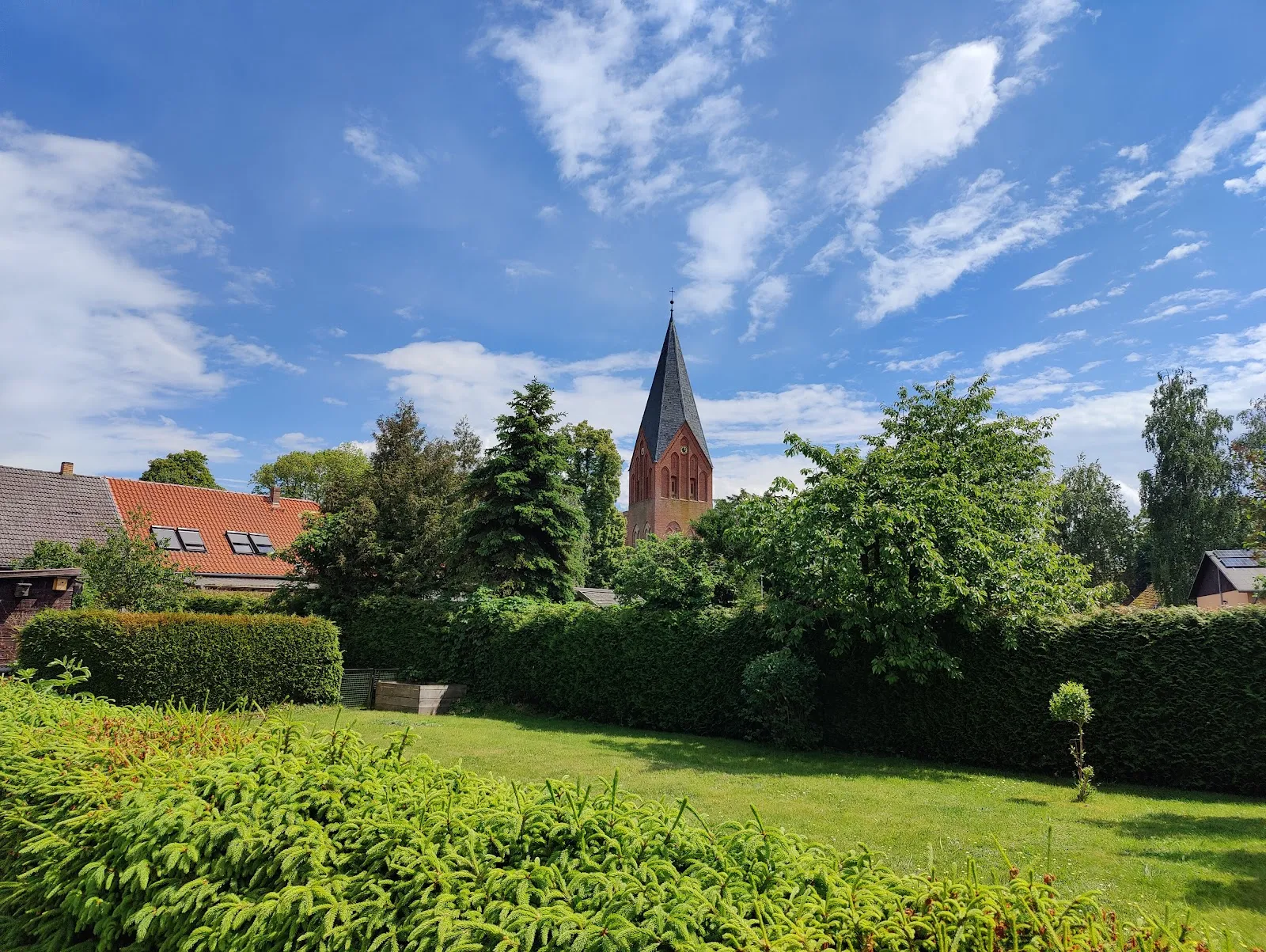 Деревенская церковь Ябель, снаружи