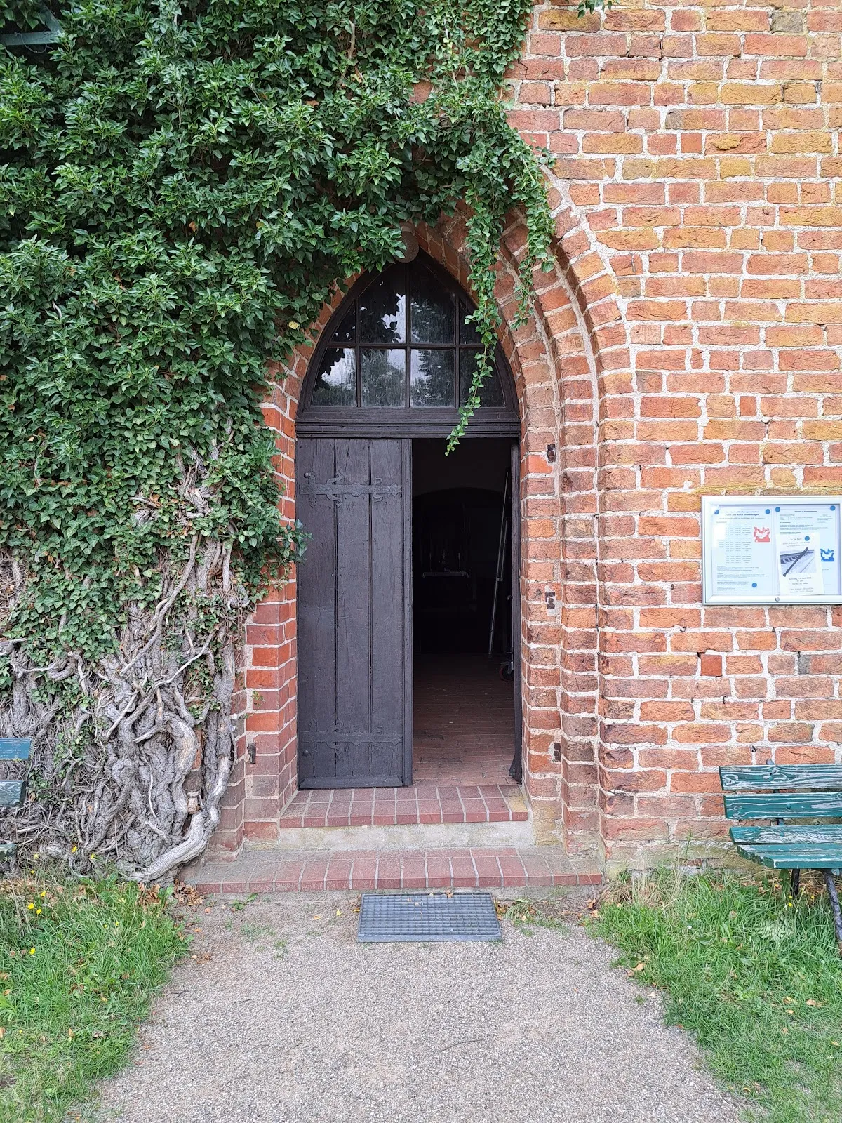 Деревенская церковь Ябель, снаружи