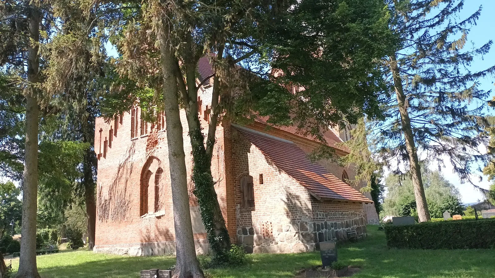 Деревенская церковь Ябель, снаружи