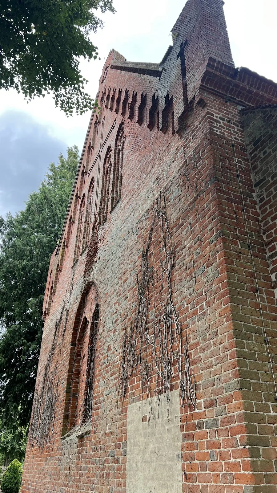 Деревенская церковь Ябель, снаружи