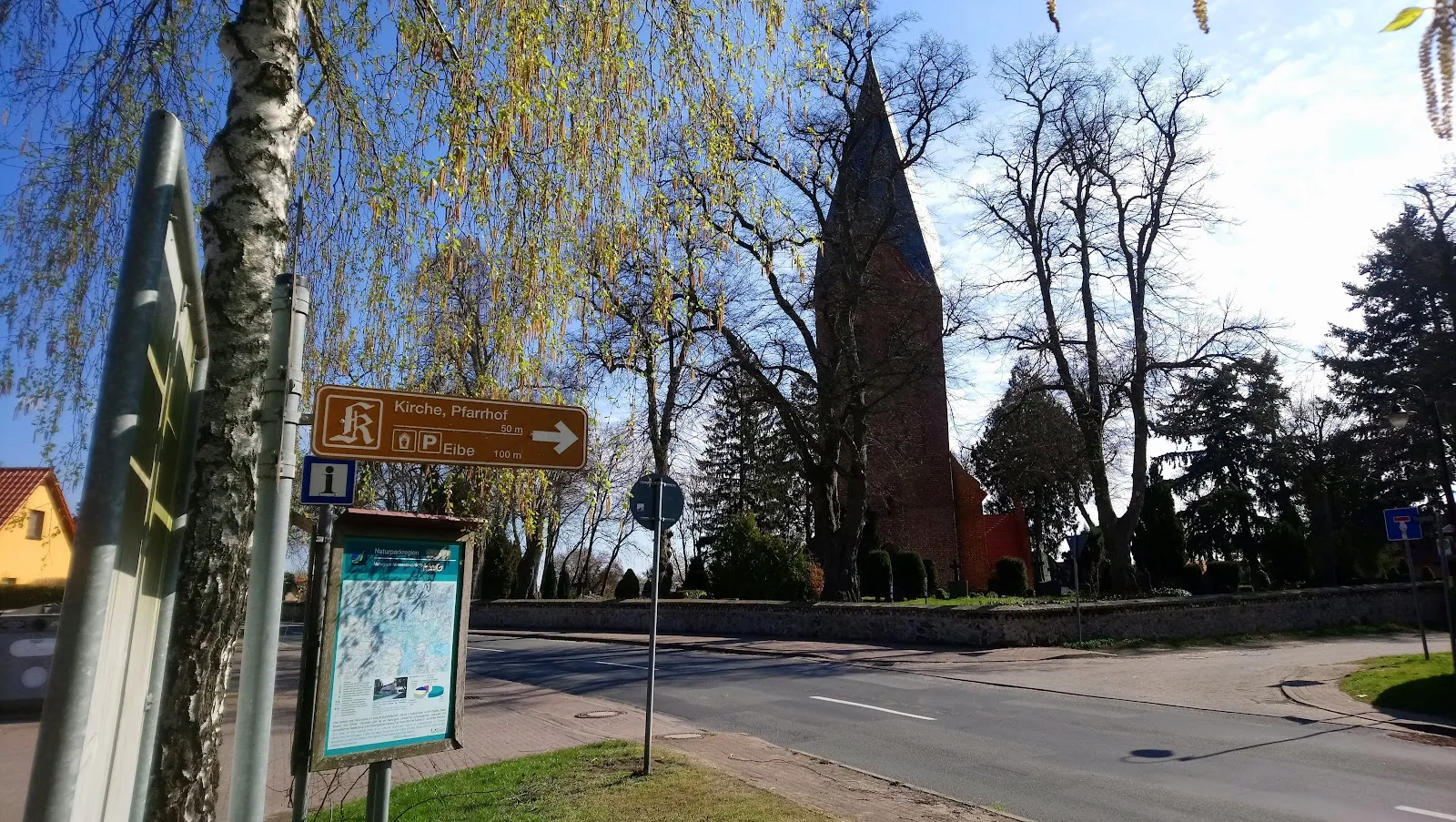 Деревенская церковь Ябель, снаружи
