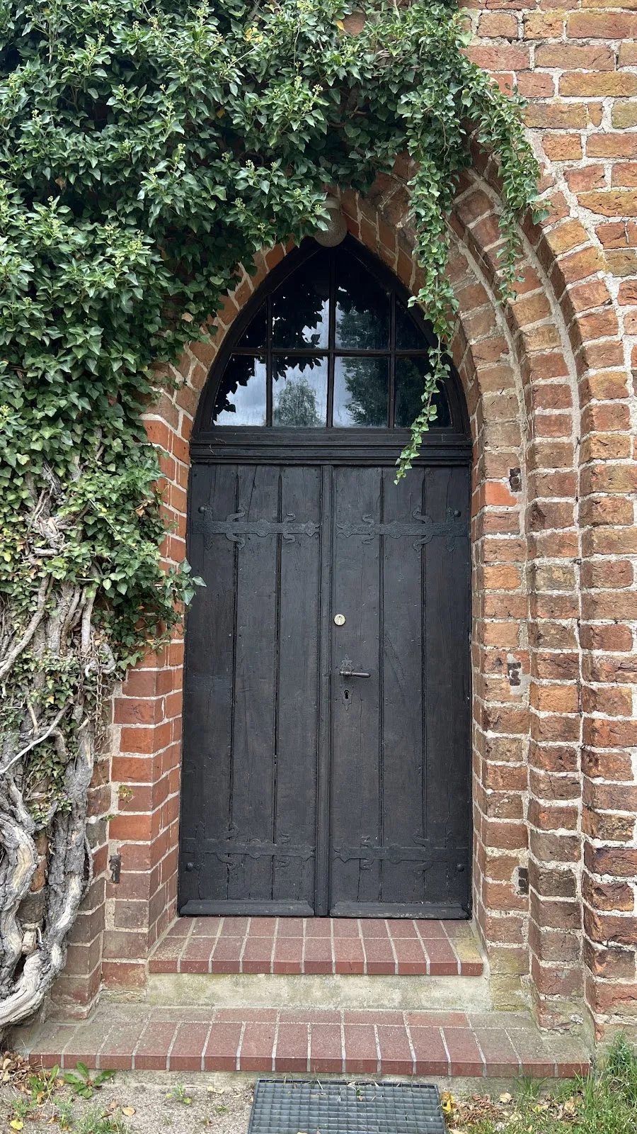 Деревенская церковь Ябель, снаружи