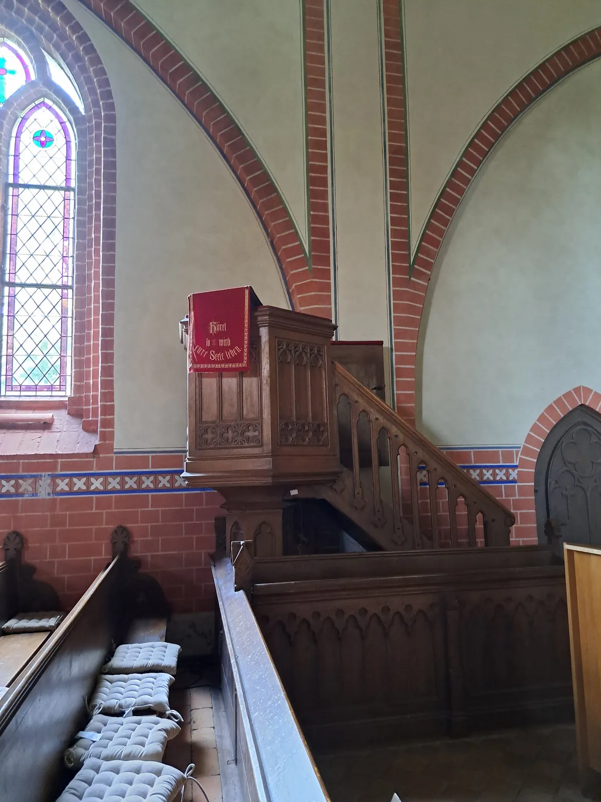 Деревенская церковь Ябель, снаружи